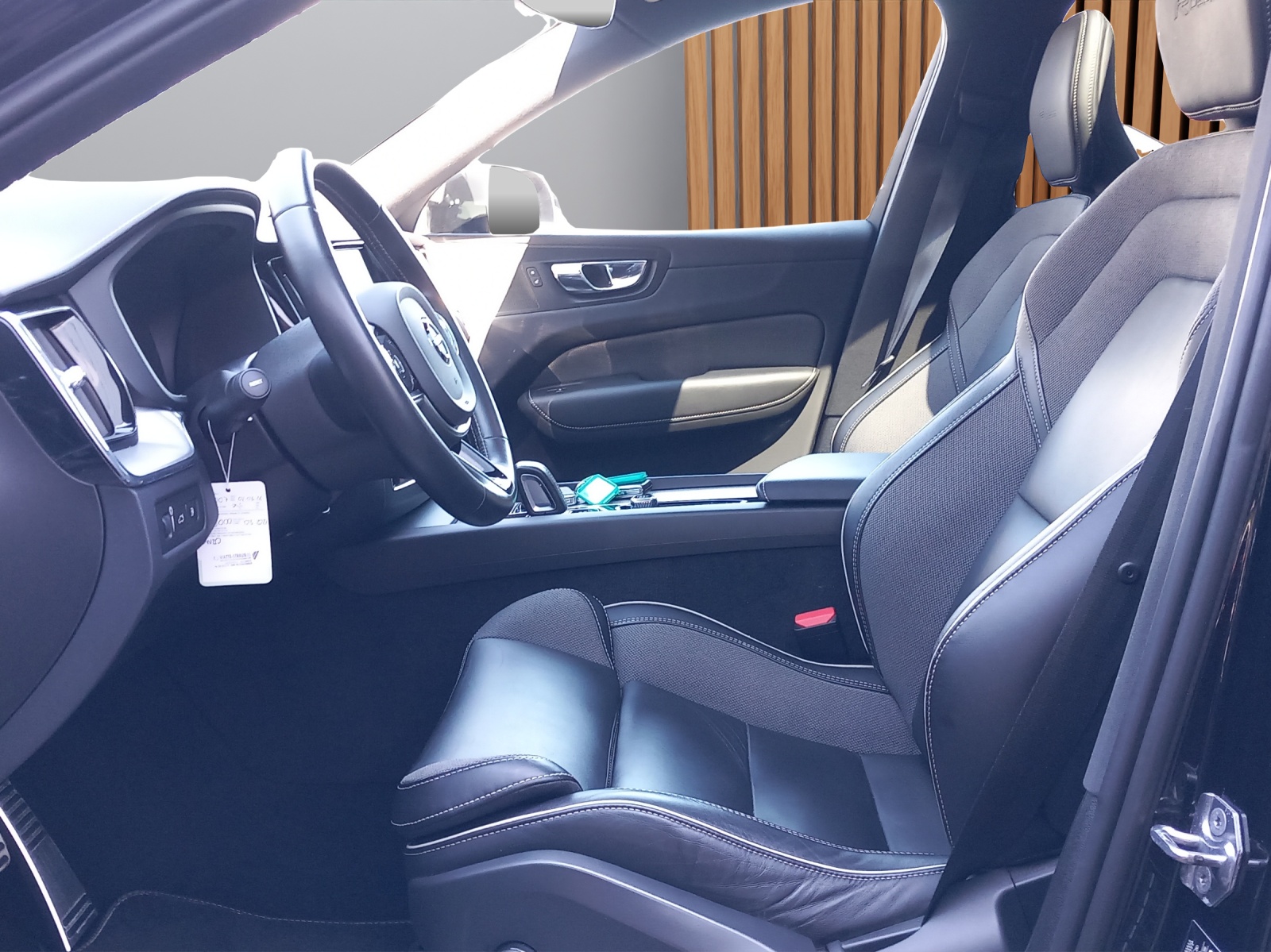 VOLVO XC60 2.0 T8 TE R-Design eAWD-image-8