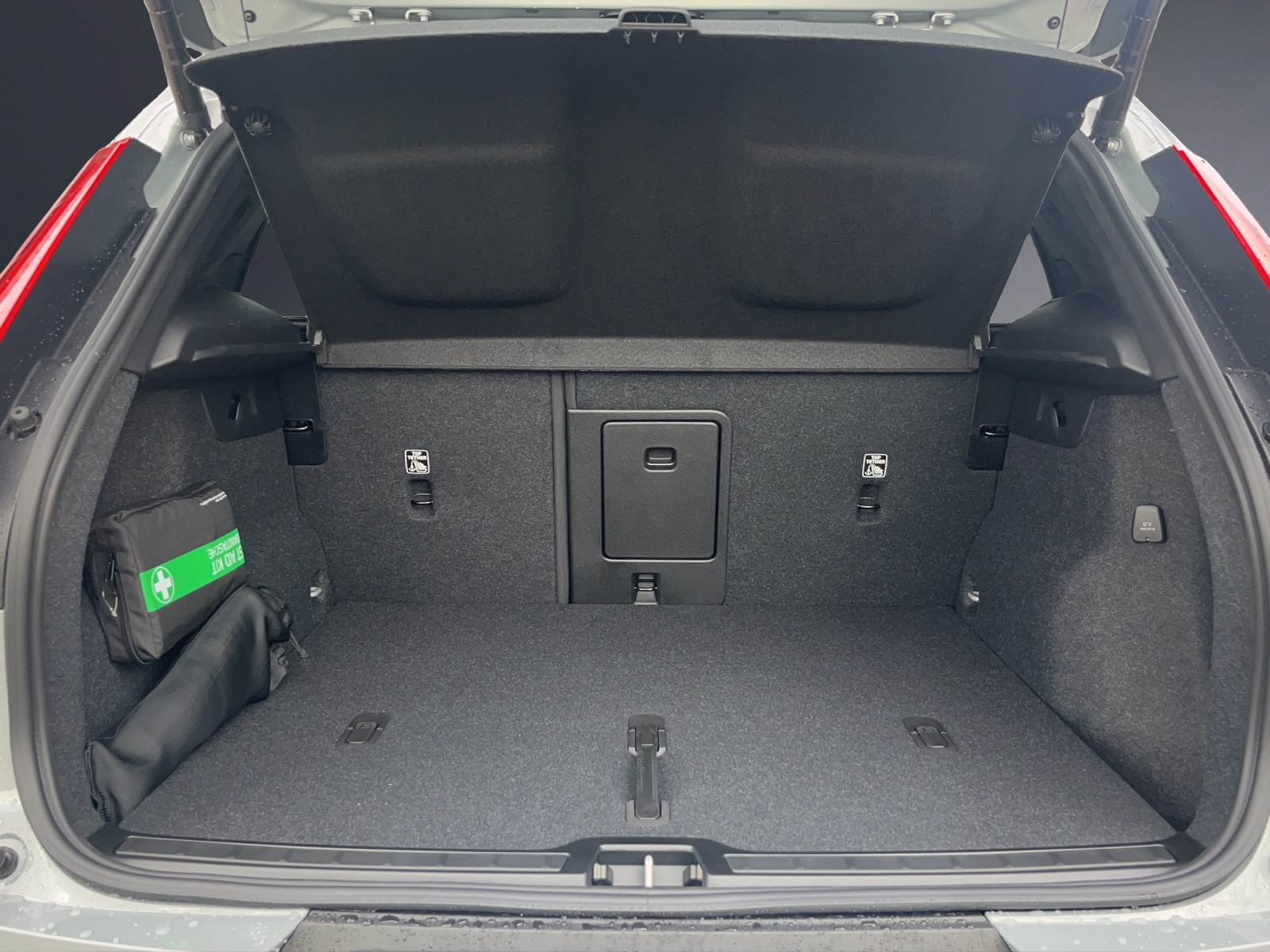 VOLVO XC40 B3 Benzin Mild Hybrid Xcite DCT-image-17
