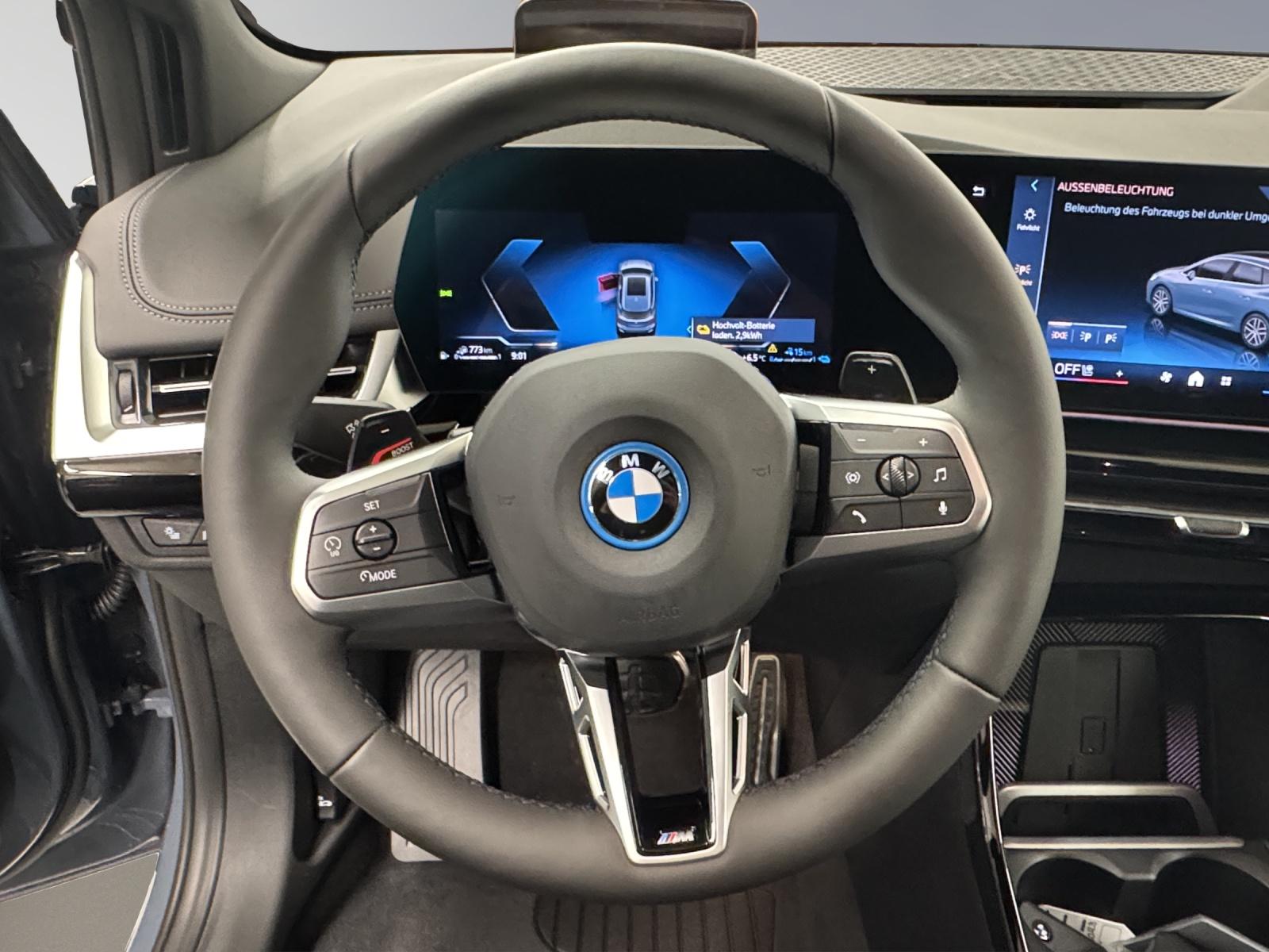 BMW 230e xDrive Active Tourer-image-13