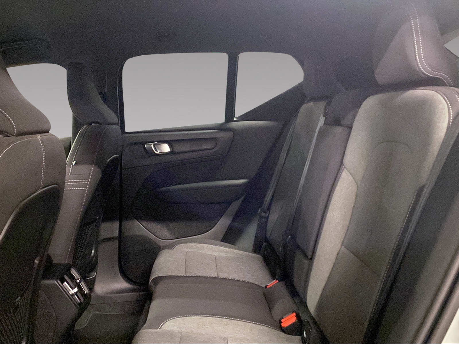 VOLVO XC40 2.0 B4 MH Plus Dark-image-6