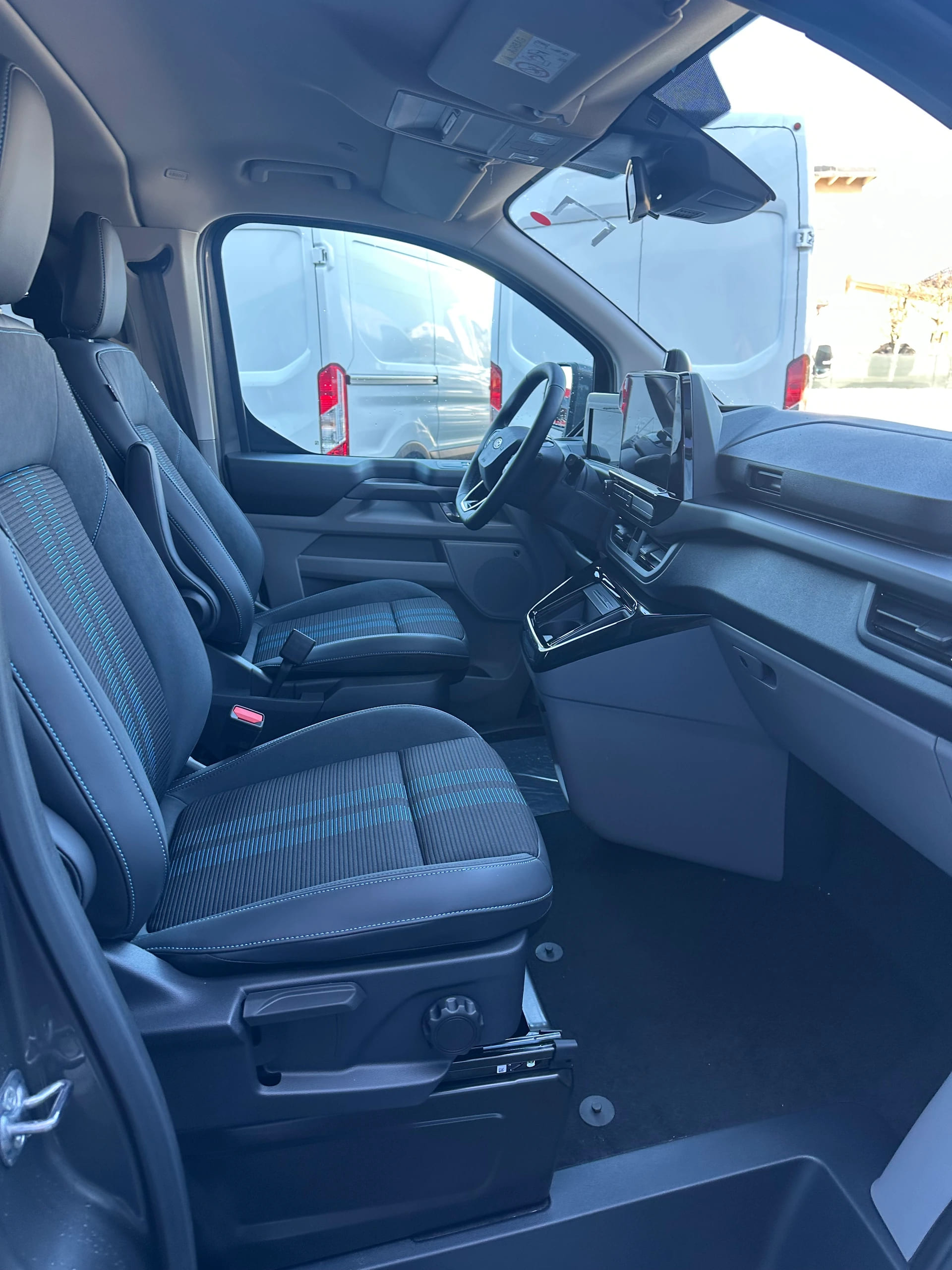 FORD Tourneo Custom 320 L1 2.0 EcoBlue 170 Sport 4x4-image-14