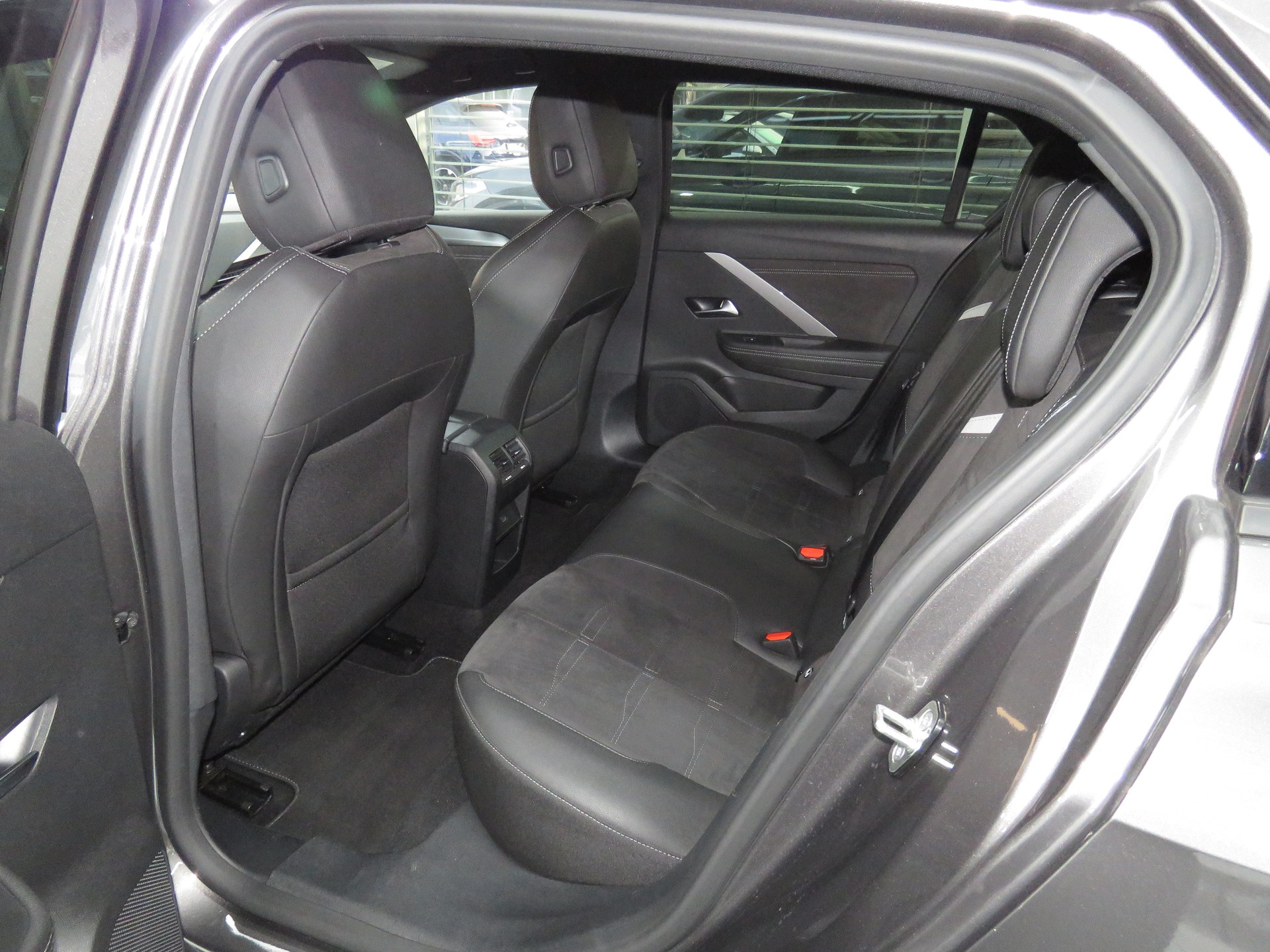 OPEL Astra 1.6 PHEV Turbo Swiss Plus Automat-image-9