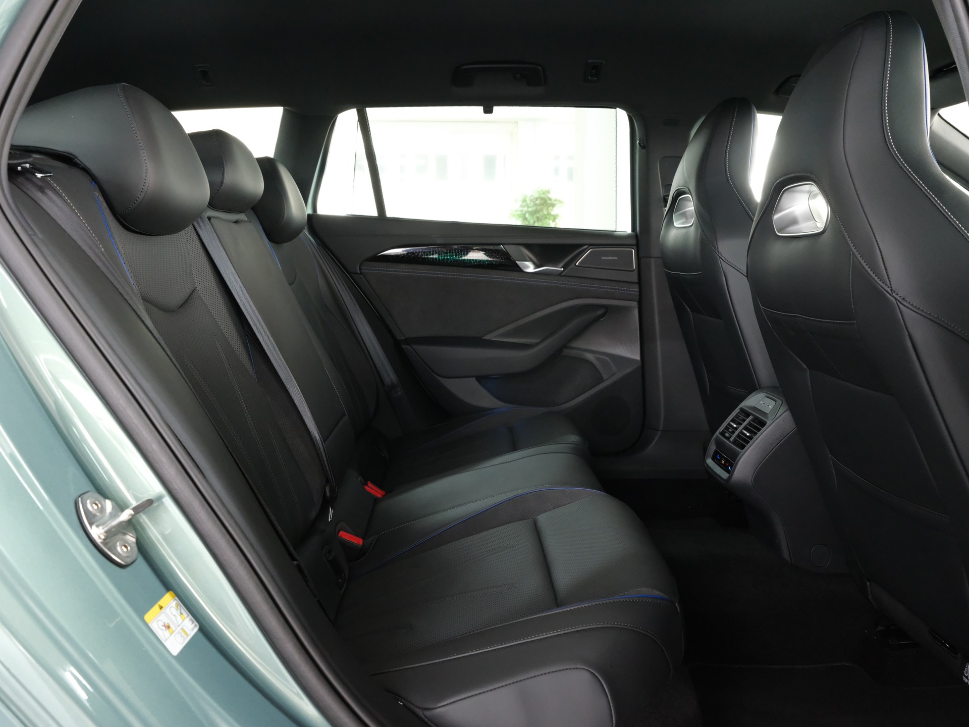 VW Passat Variant 1.5 TSI evo2 Plug-In- Hybrid R-Line DSG-image-21