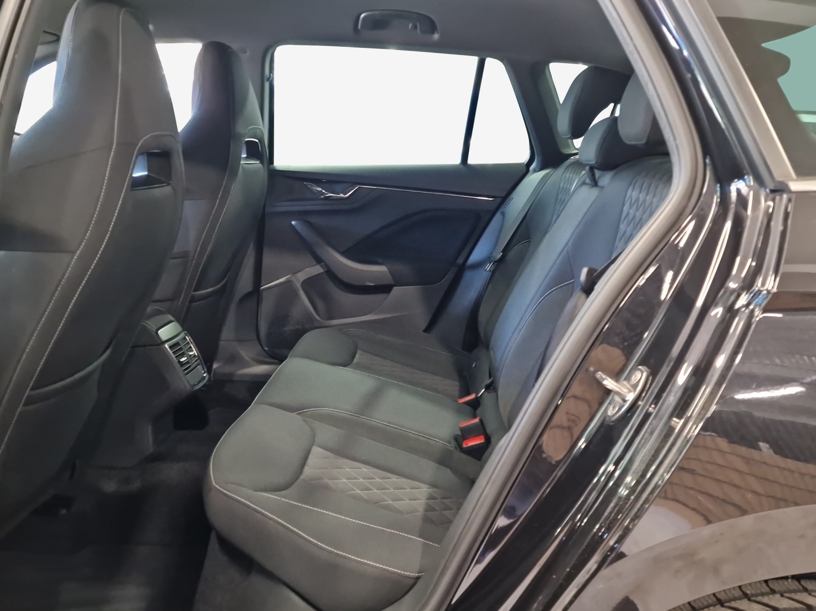 SKODA Kamiq 1.0 TSI Style DSG-image-11