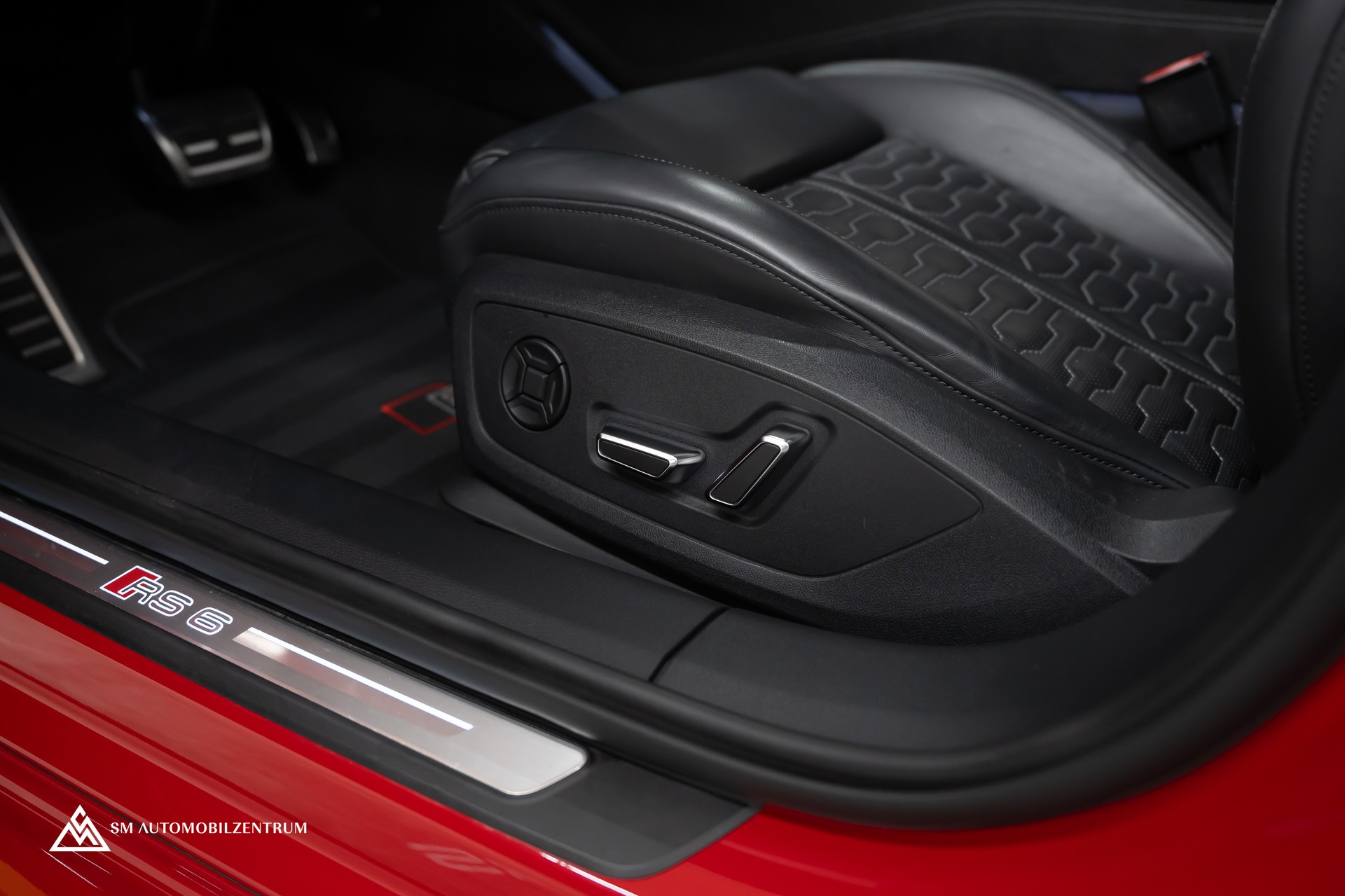 AUDI RS6 Avant 4.0 V8 TFSI quattro T-Tronic / Keramik / Standheizung / Dynamik Paket / Panorama /360°-image-18
