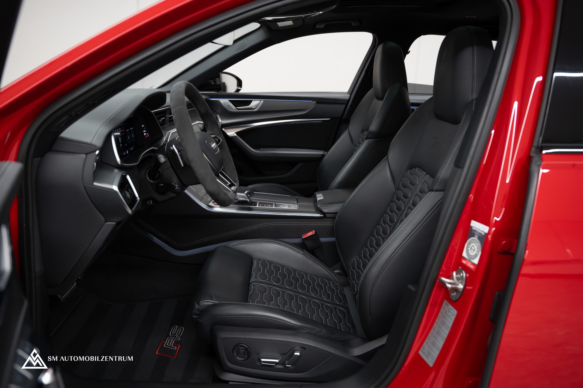 AUDI RS6 Avant 4.0 V8 TFSI quattro T-Tronic / Keramik / Standheizung / Dynamik Paket / Panorama /360°-image-16