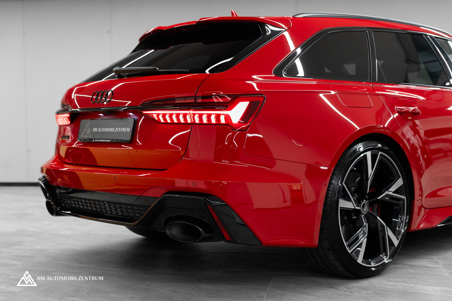 AUDI RS6 Avant 4.0 V8 TFSI quattro T-Tronic / Keramik / Standheizung / Dynamik Paket / Panorama /360°-image-10