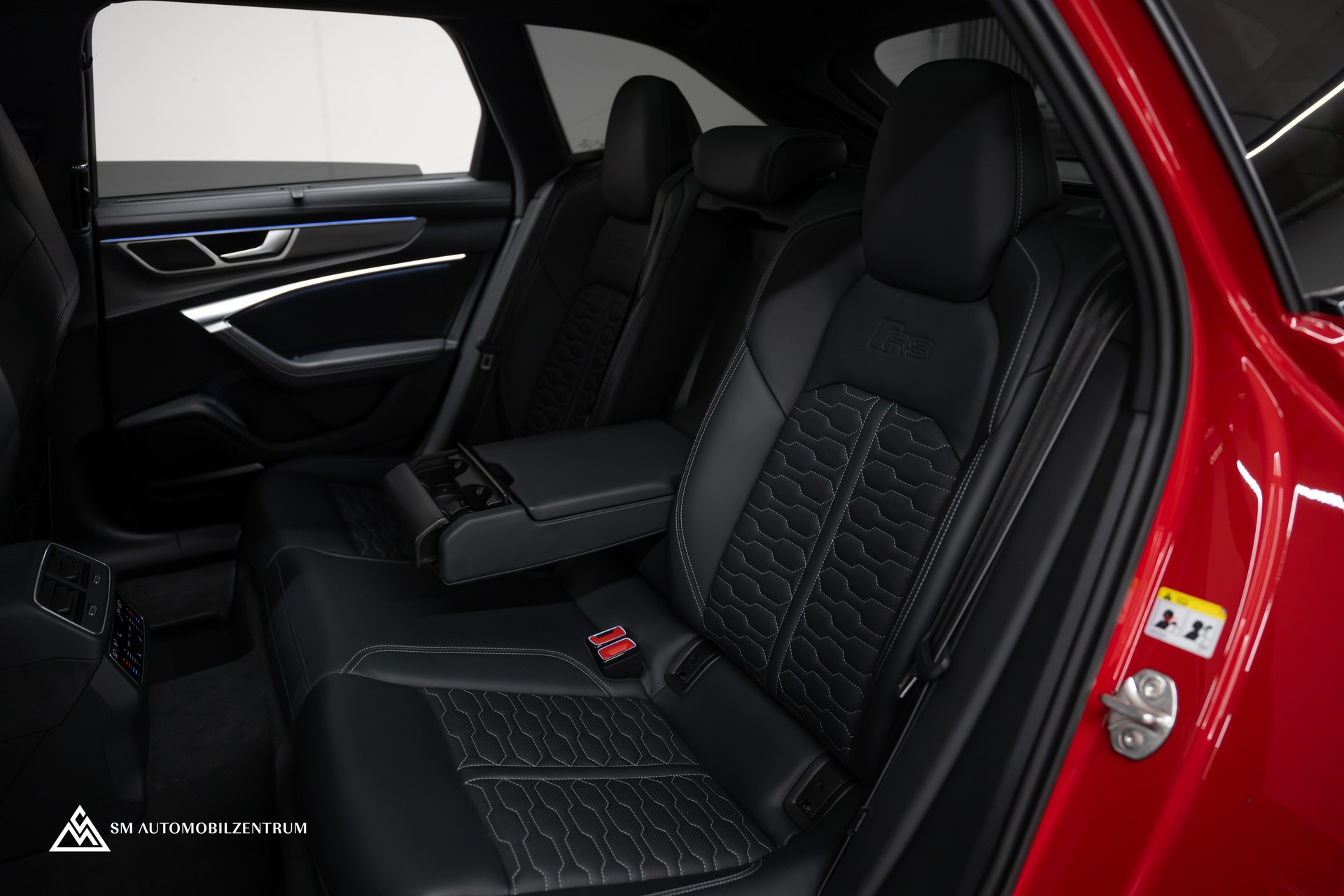 AUDI RS6 Avant 4.0 V8 TFSI quattro T-Tronic / Keramik / Standheizung / Dynamik Paket / Panorama /360°-image-28