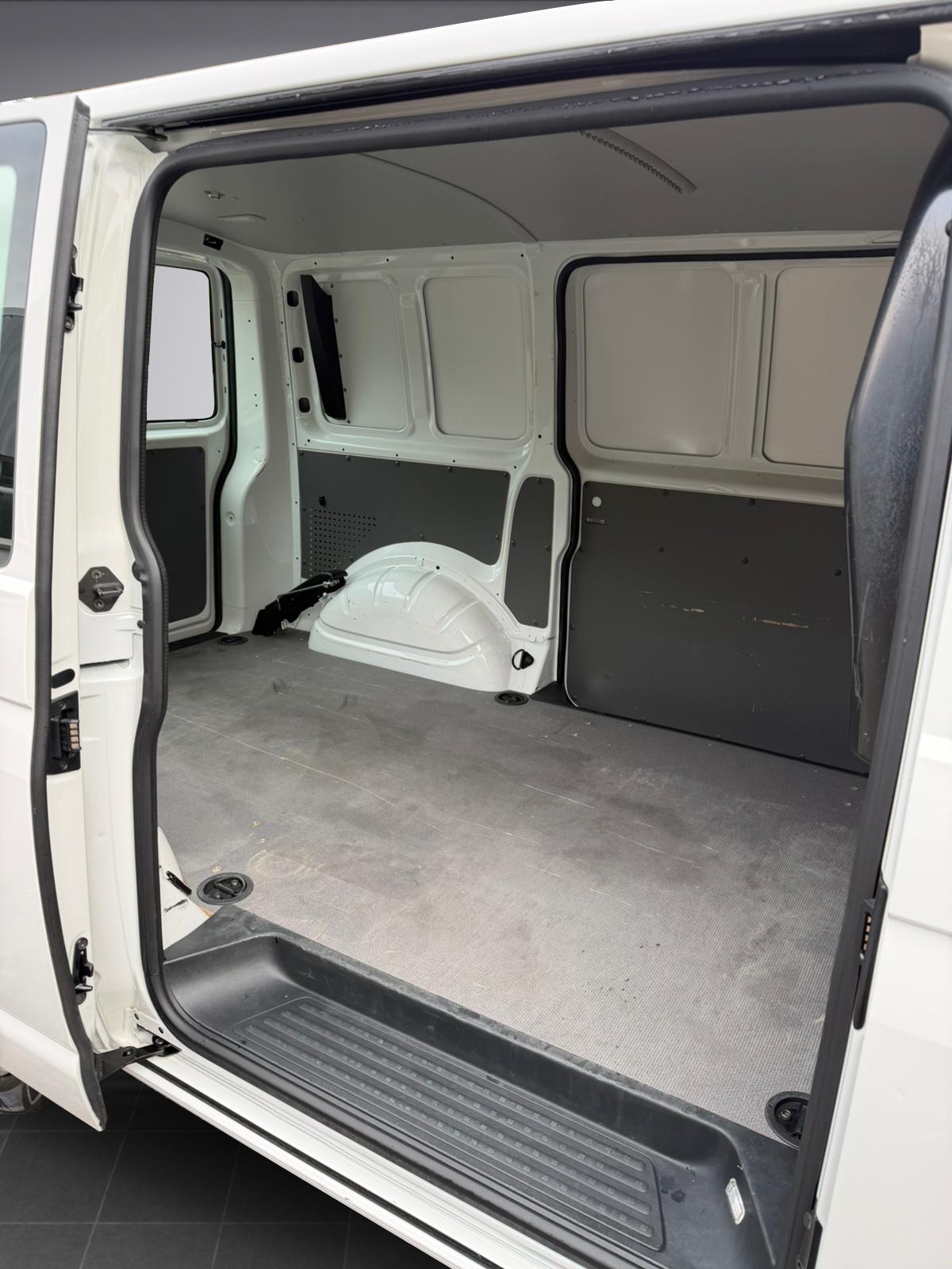 VW T6.1 2.0 TDI * 1000kg Nutzlast * AHK 2200kg * Klima * 2x Schiebetüre * 3 Sitzer-image-8