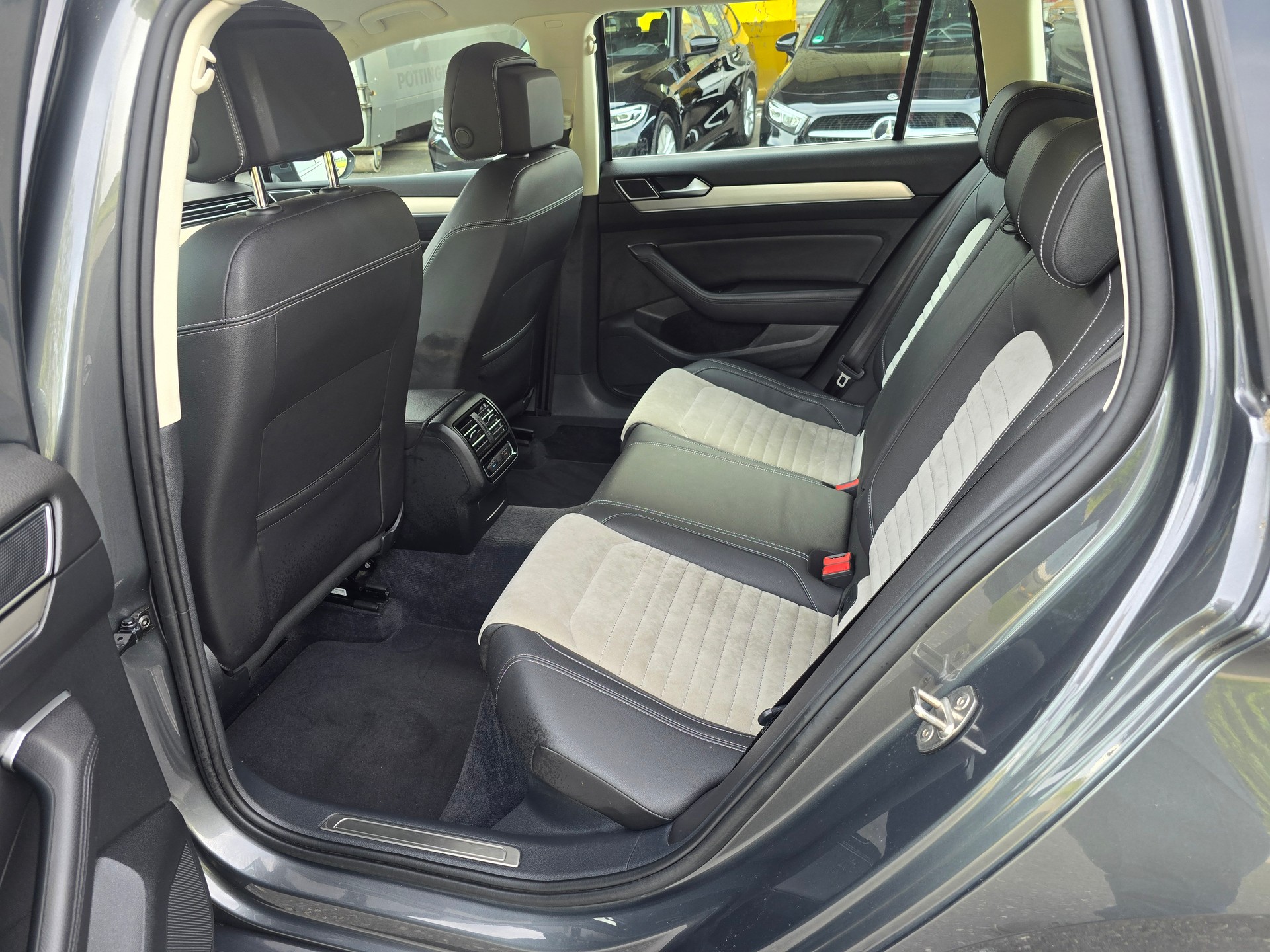 VW Passat Variant 2.0 TDI SCR BMT Highline 4Motion-image-16