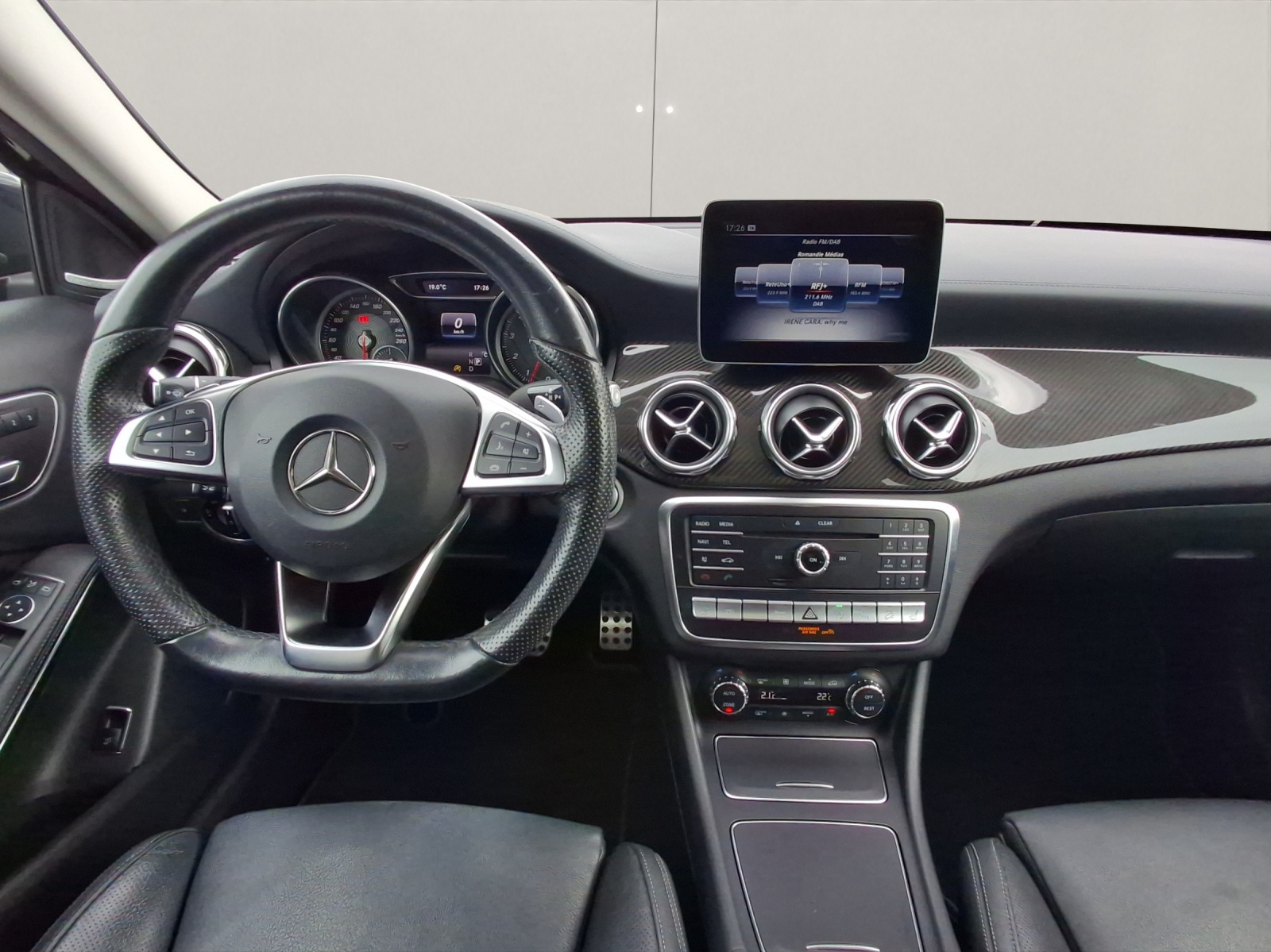 MERCEDES-BENZ Classe GLA X156 GLA 250 AMG Line 4m-image-6