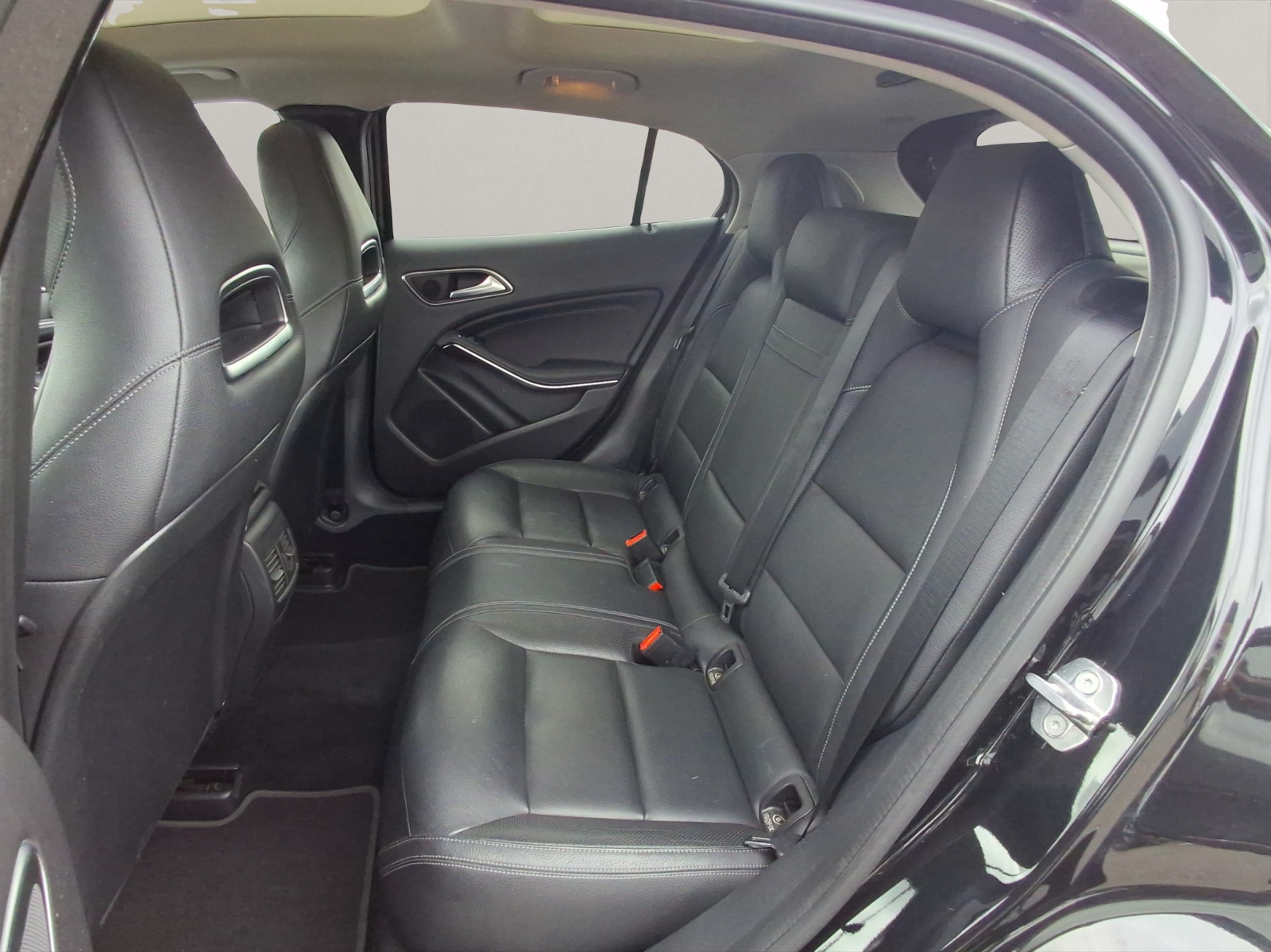 MERCEDES-BENZ Classe GLA X156 GLA 250 AMG Line 4m-image-11