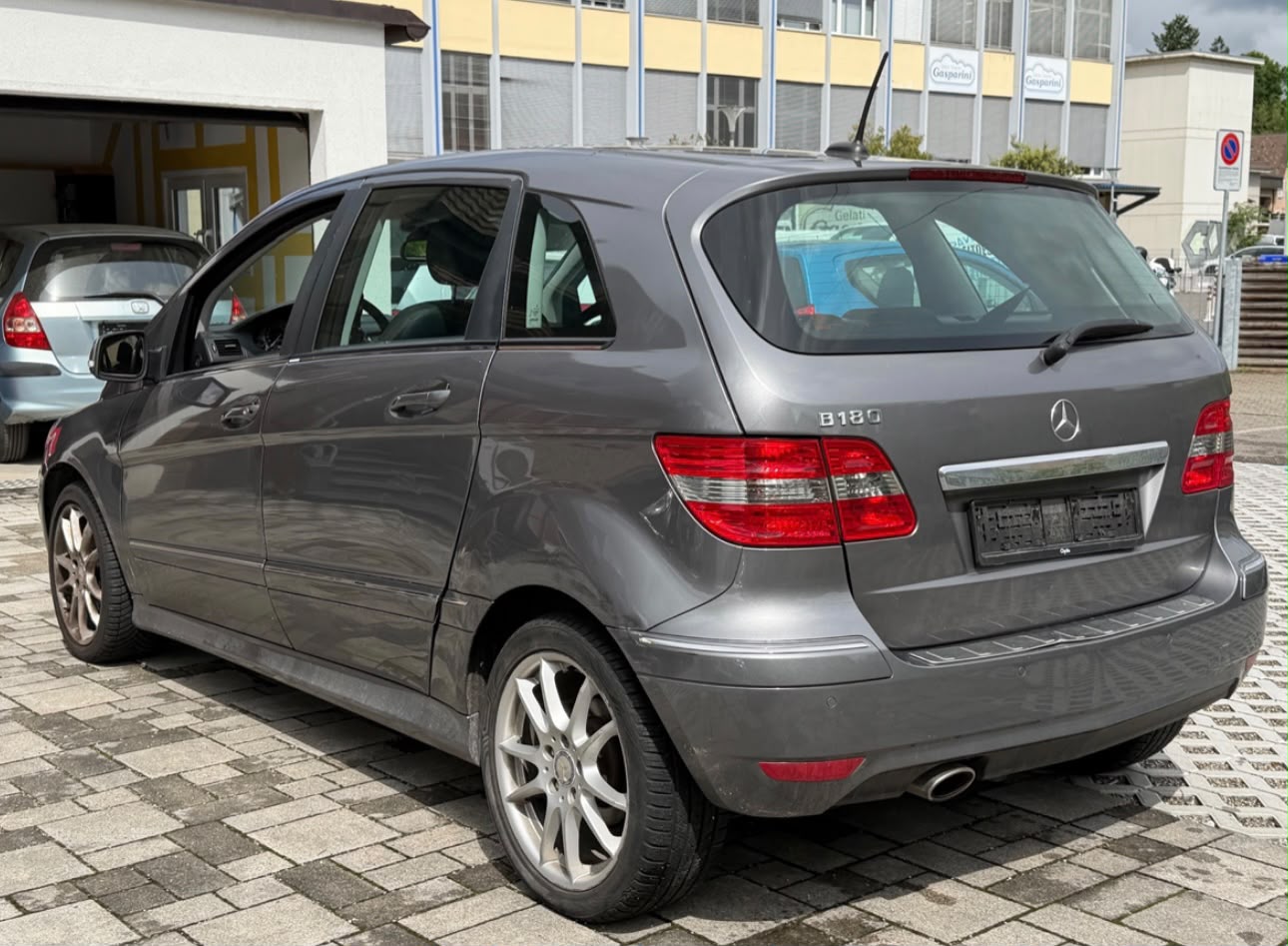 MERCEDES-BENZ B 180 Selection Autotronic-image-3