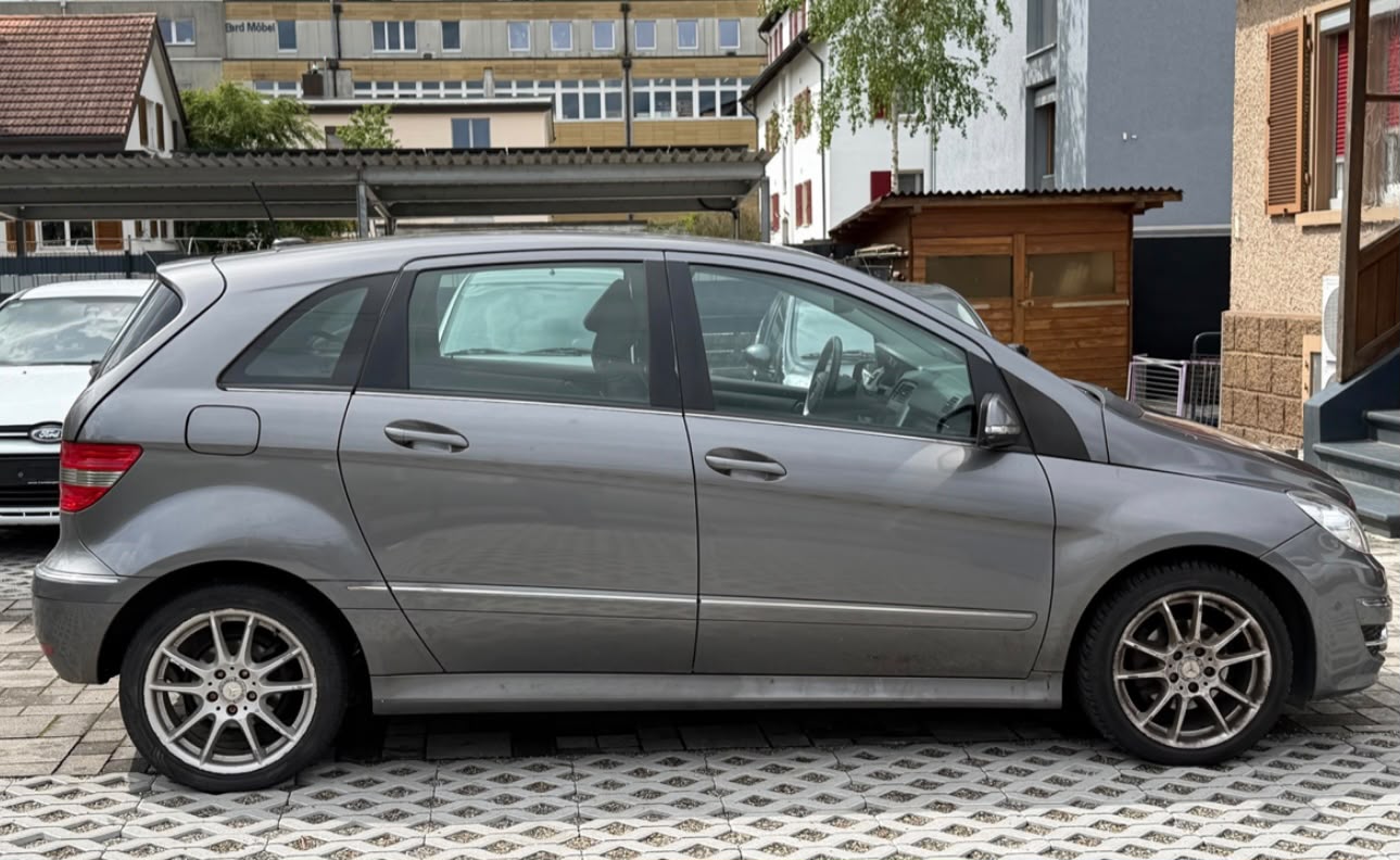 MERCEDES-BENZ B 180 Selection Autotronic-image-2