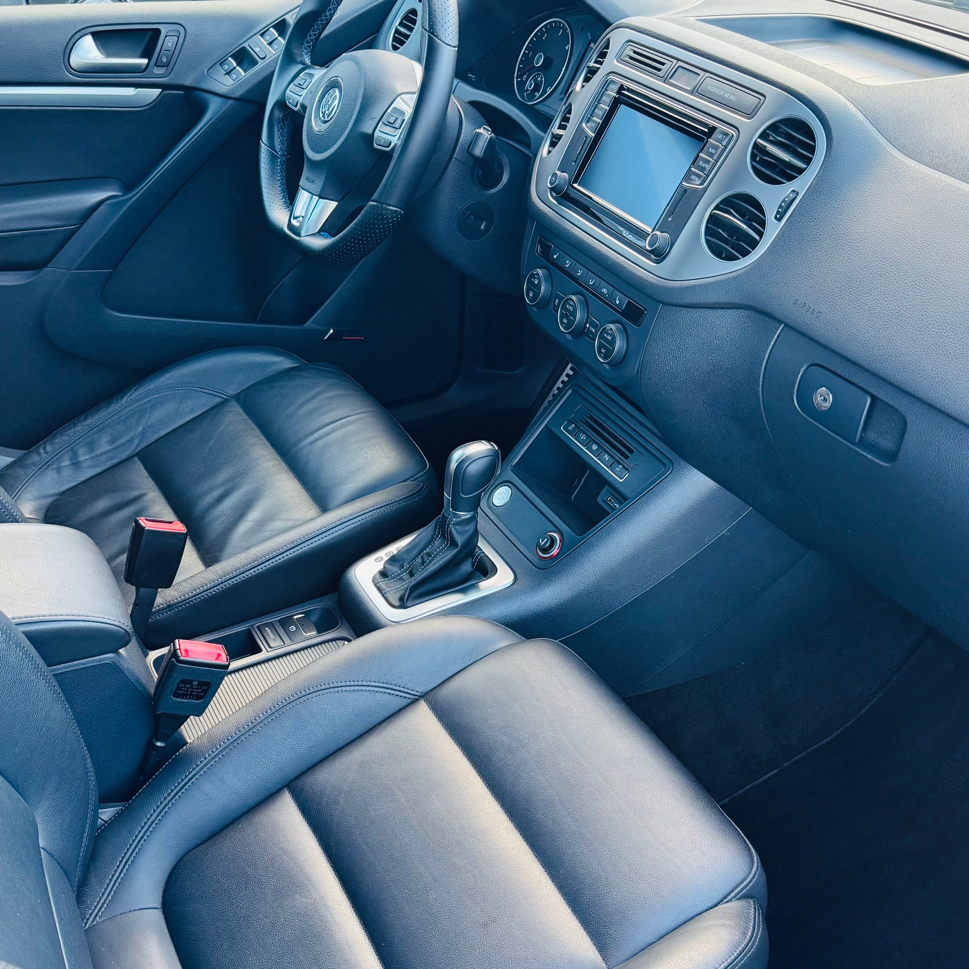 VW Tiguan 2.0 TDI BMT R-Line Design 4Motion DSG-image-23