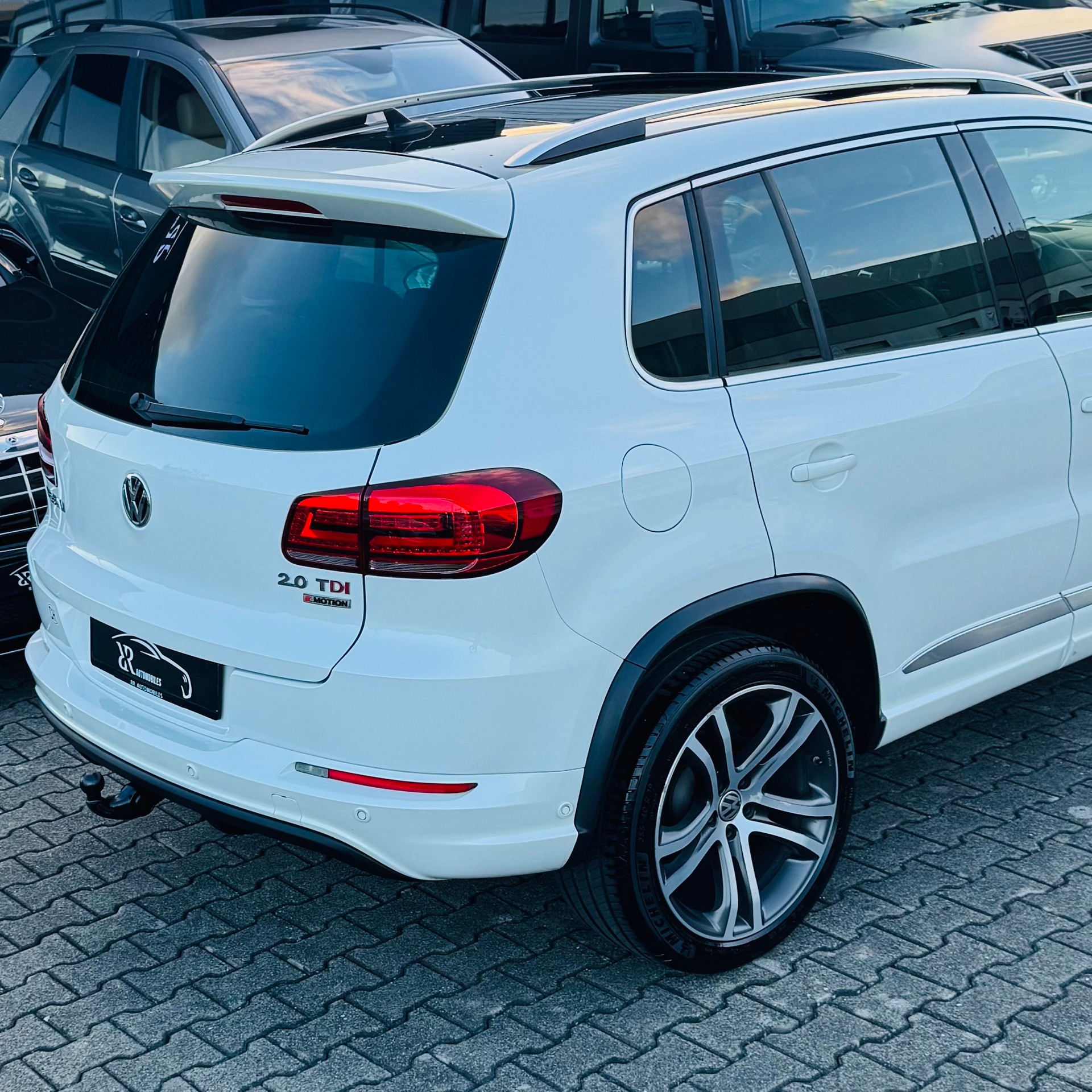 VW Tiguan 2.0 TDI BMT R-Line Design 4Motion DSG-image-2