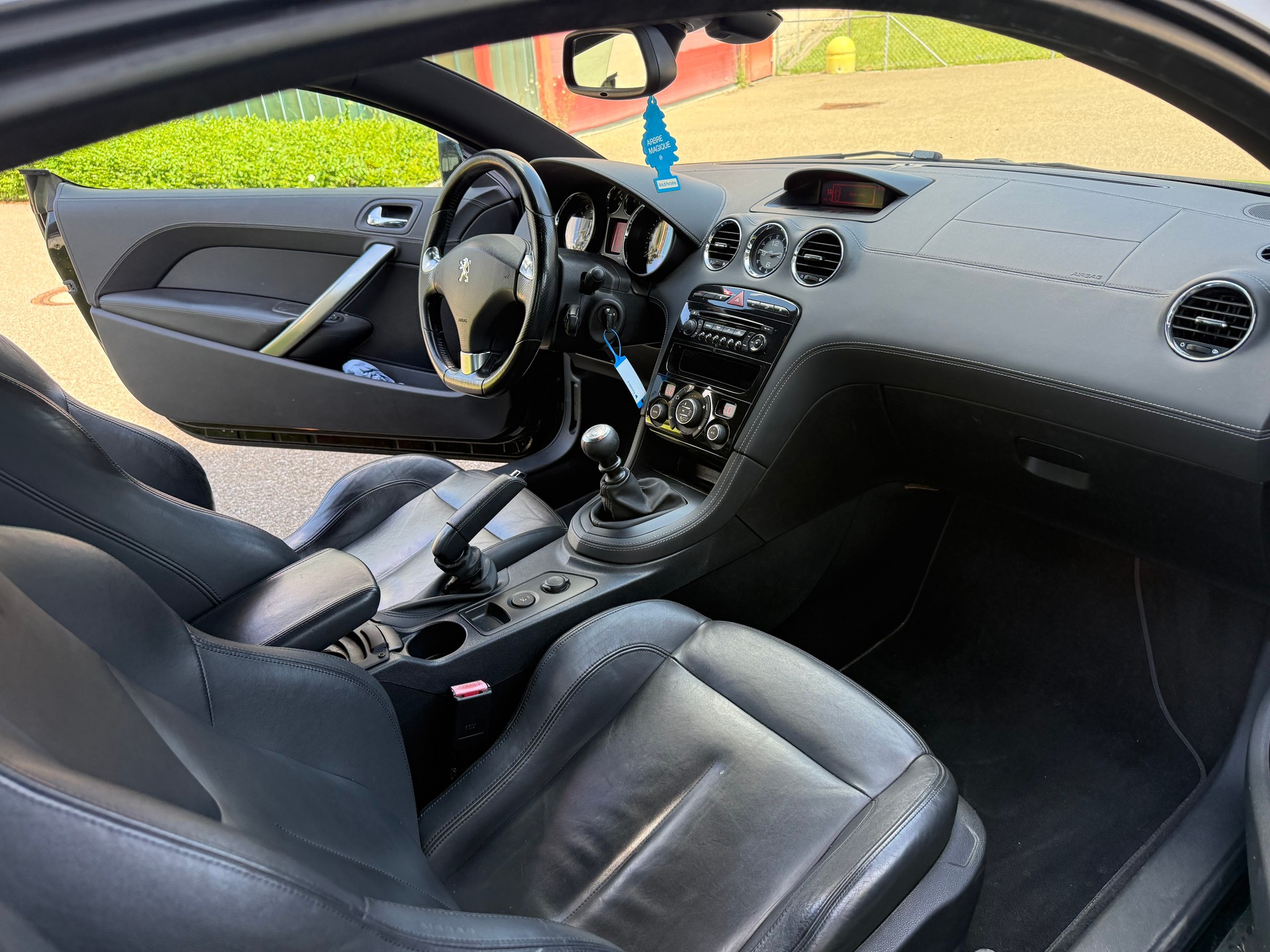 PEUGEOT RCZ 1.6 Turbo Black Yearling-image-8