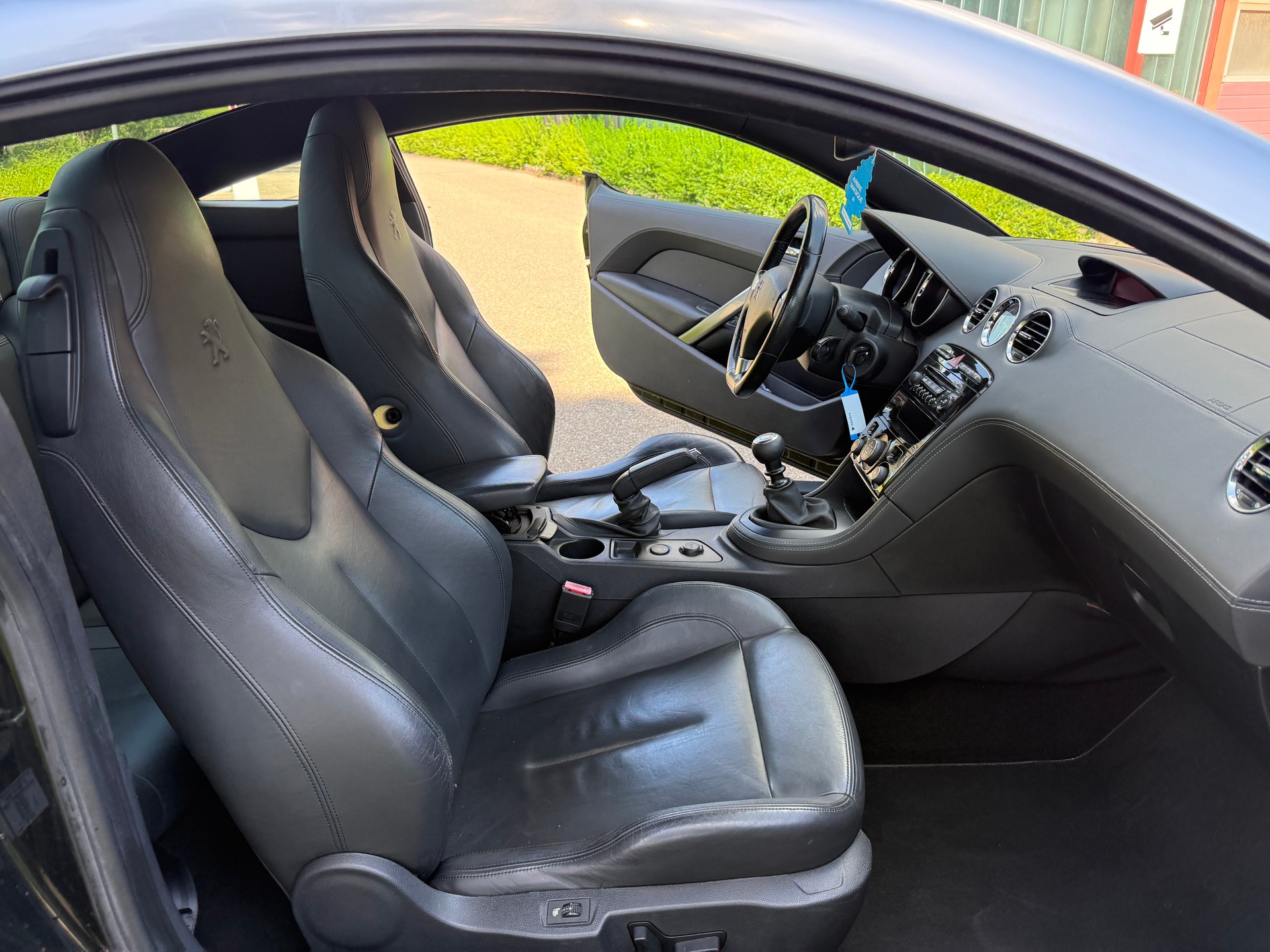 PEUGEOT RCZ 1.6 Turbo Black Yearling-image-9
