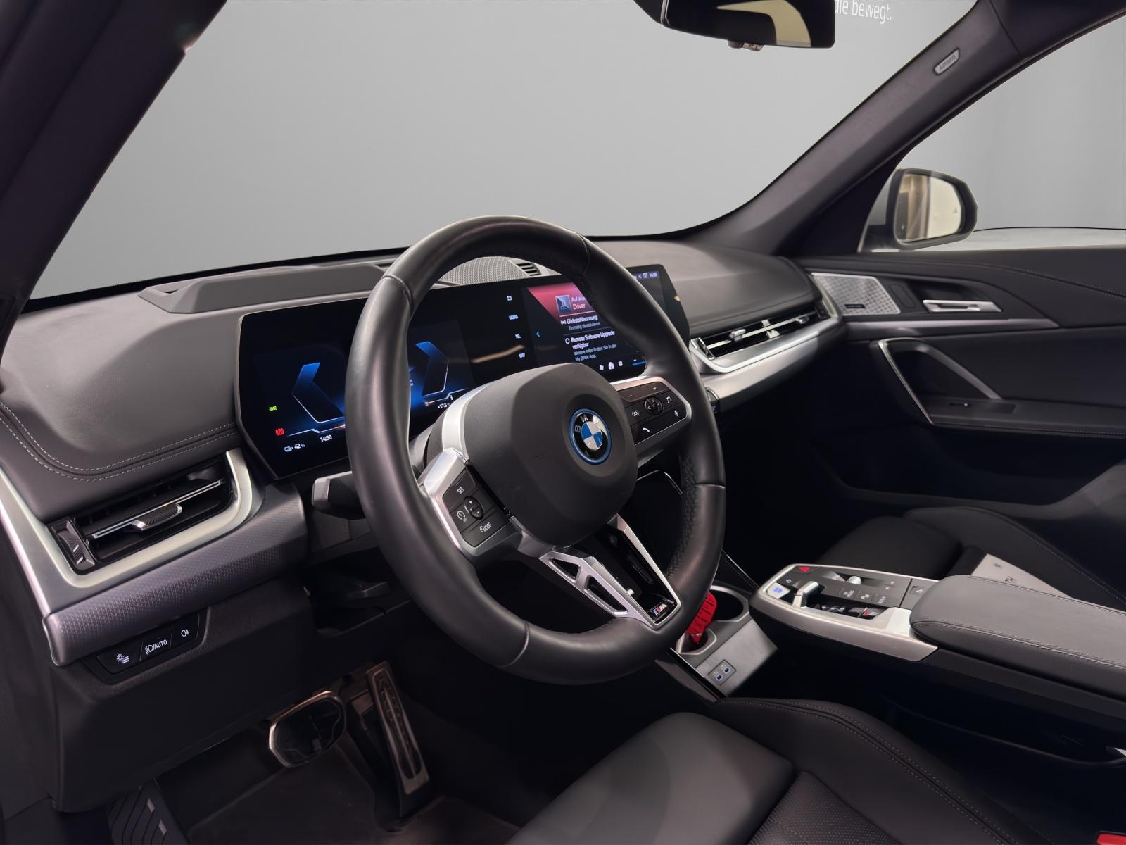 BMW iX1 30 xDrive-image-11