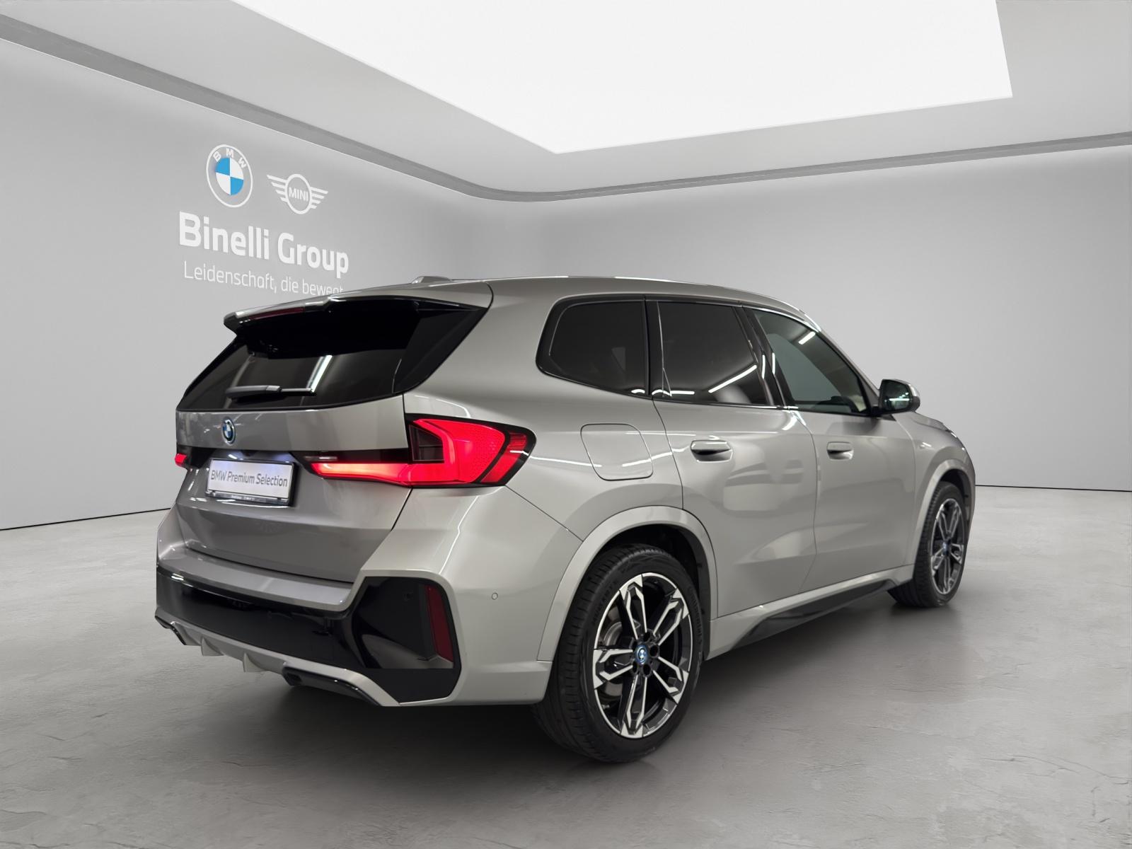 BMW iX1 30 xDrive-image-4