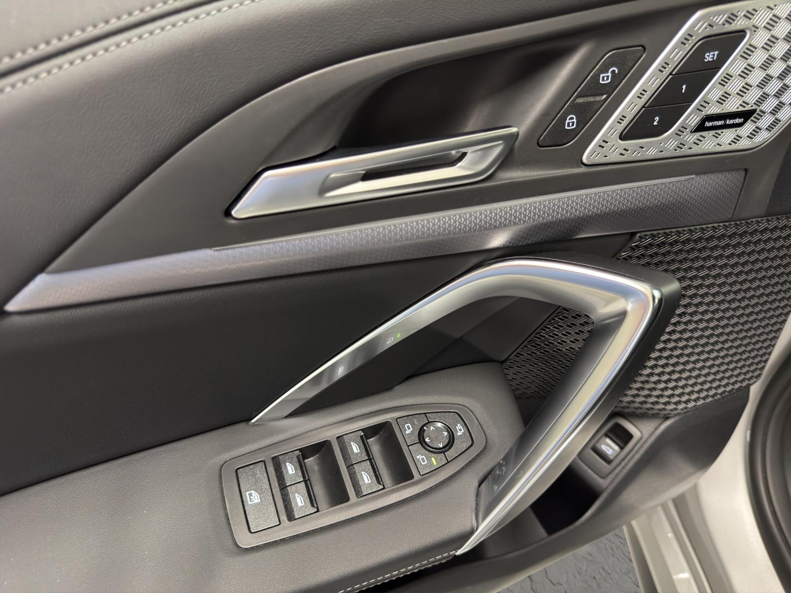 BMW iX1 30 xDrive-image-12