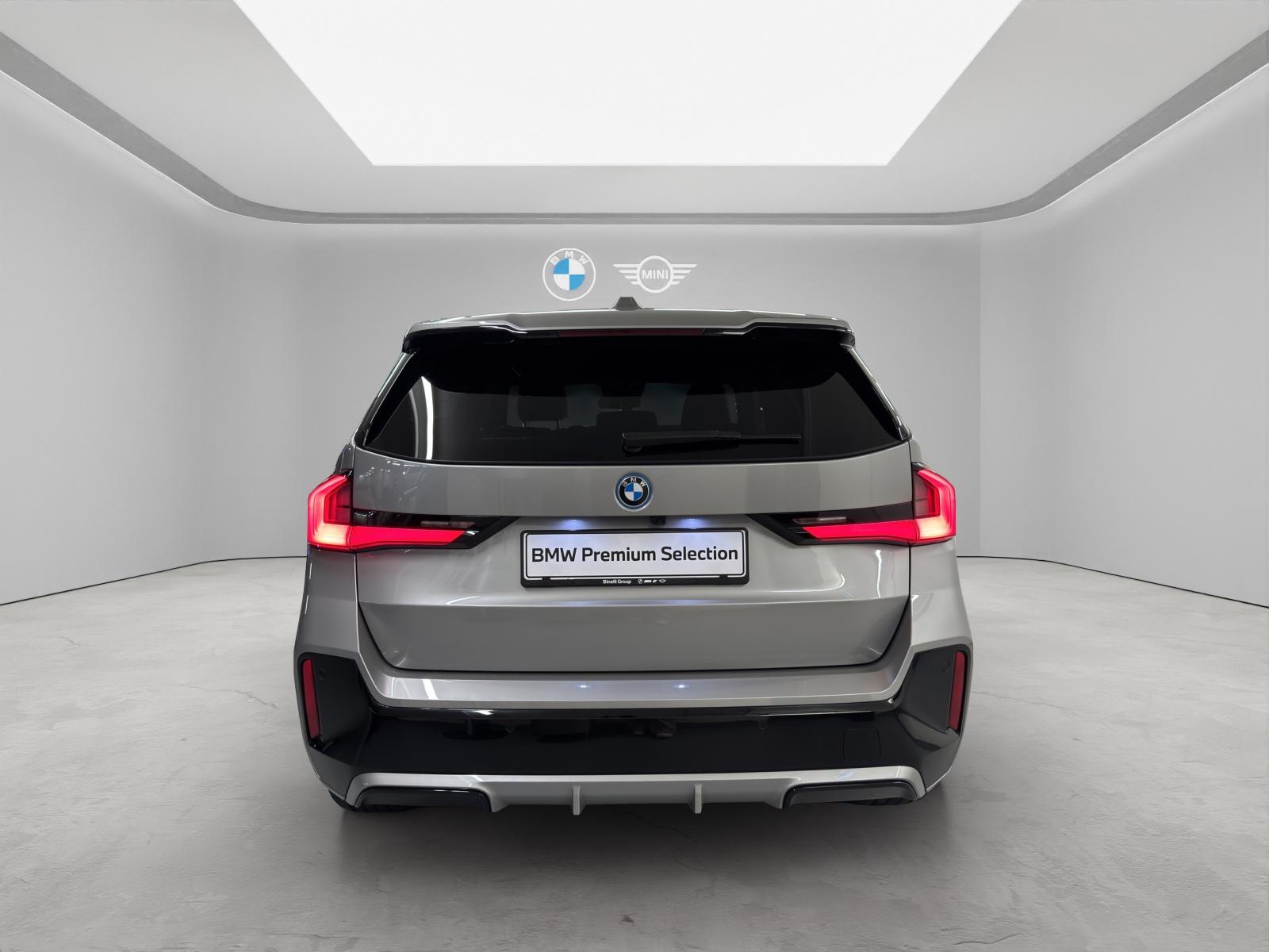 BMW iX1 30 xDrive-image-3