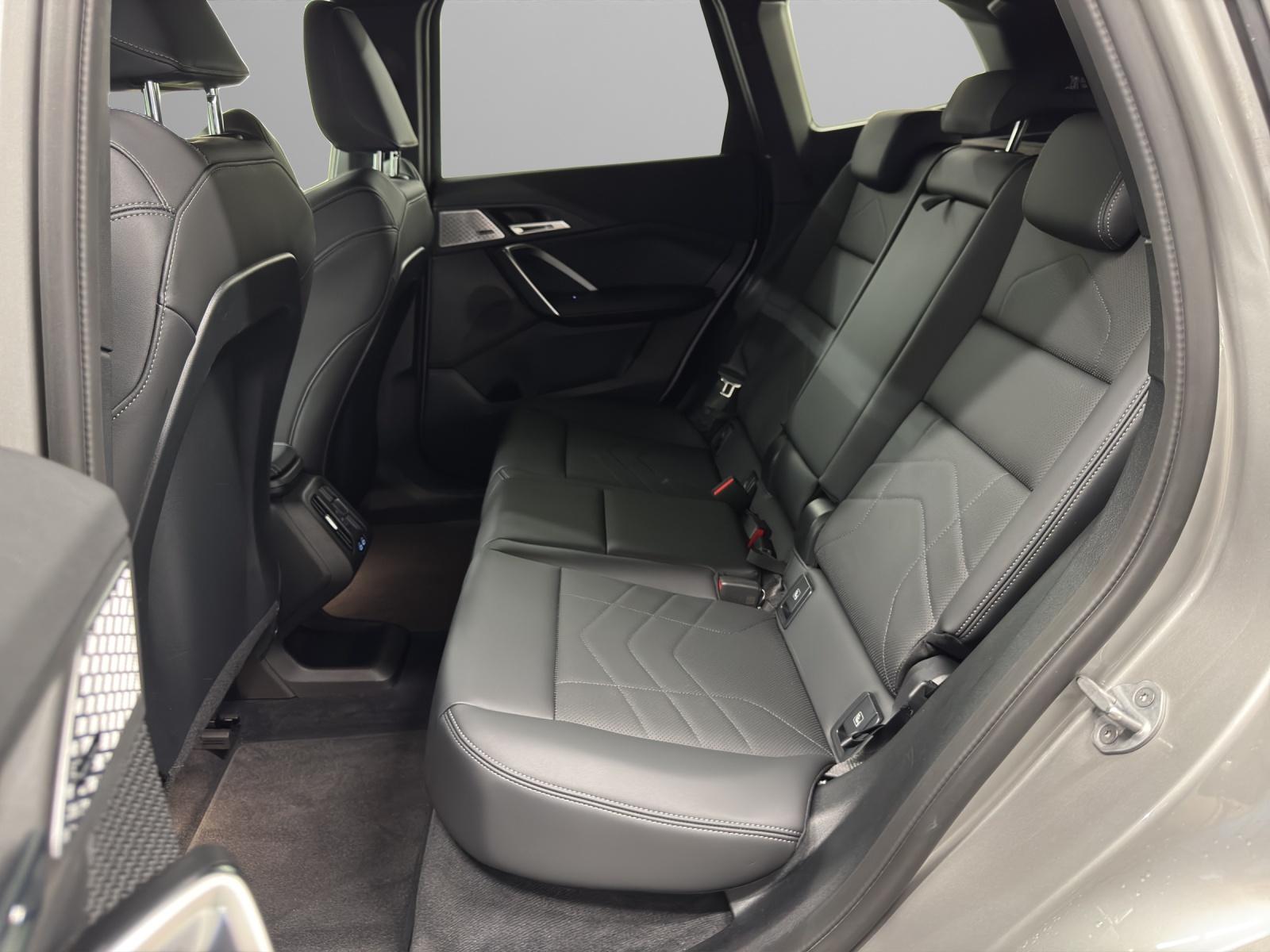 BMW iX1 30 xDrive-image-13