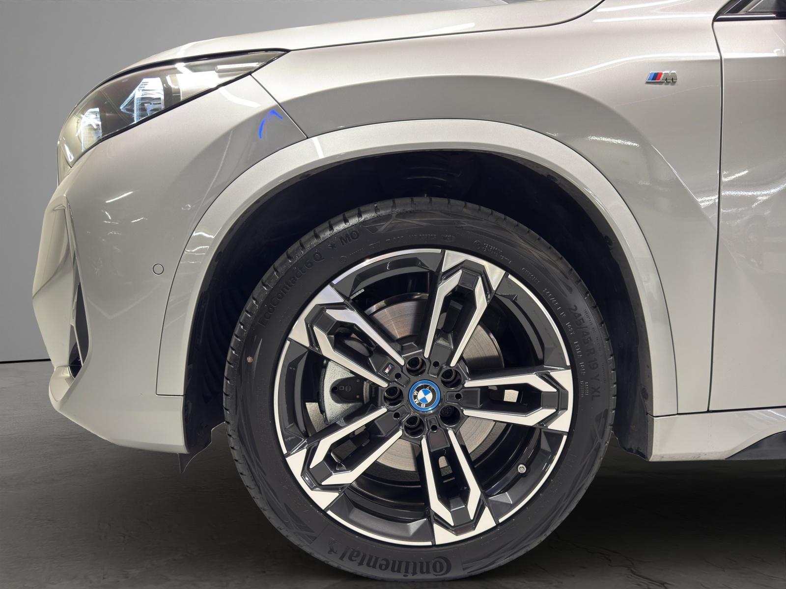 BMW iX1 30 xDrive-image-8