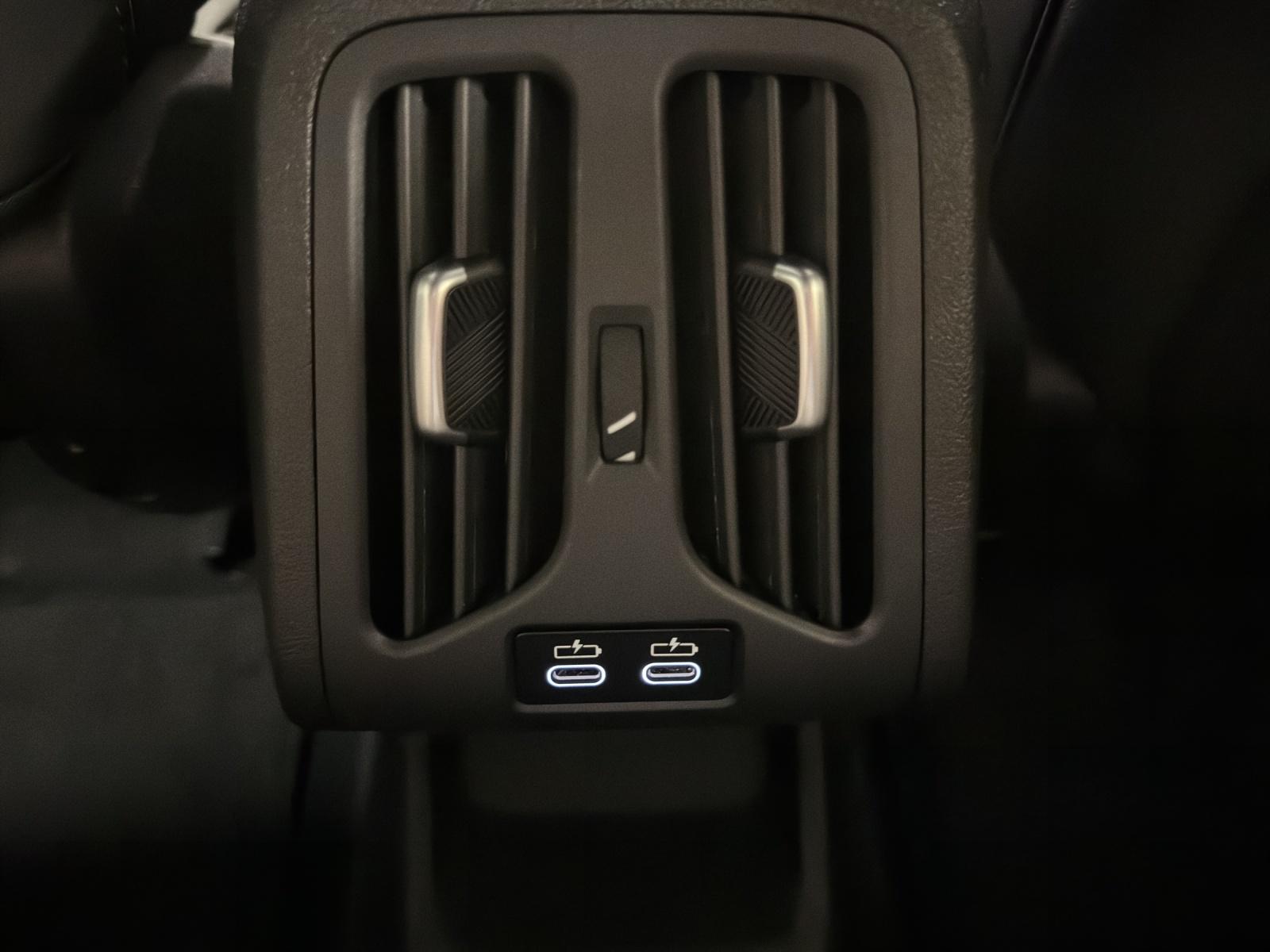 BMW iX1 30 xDrive-image-16