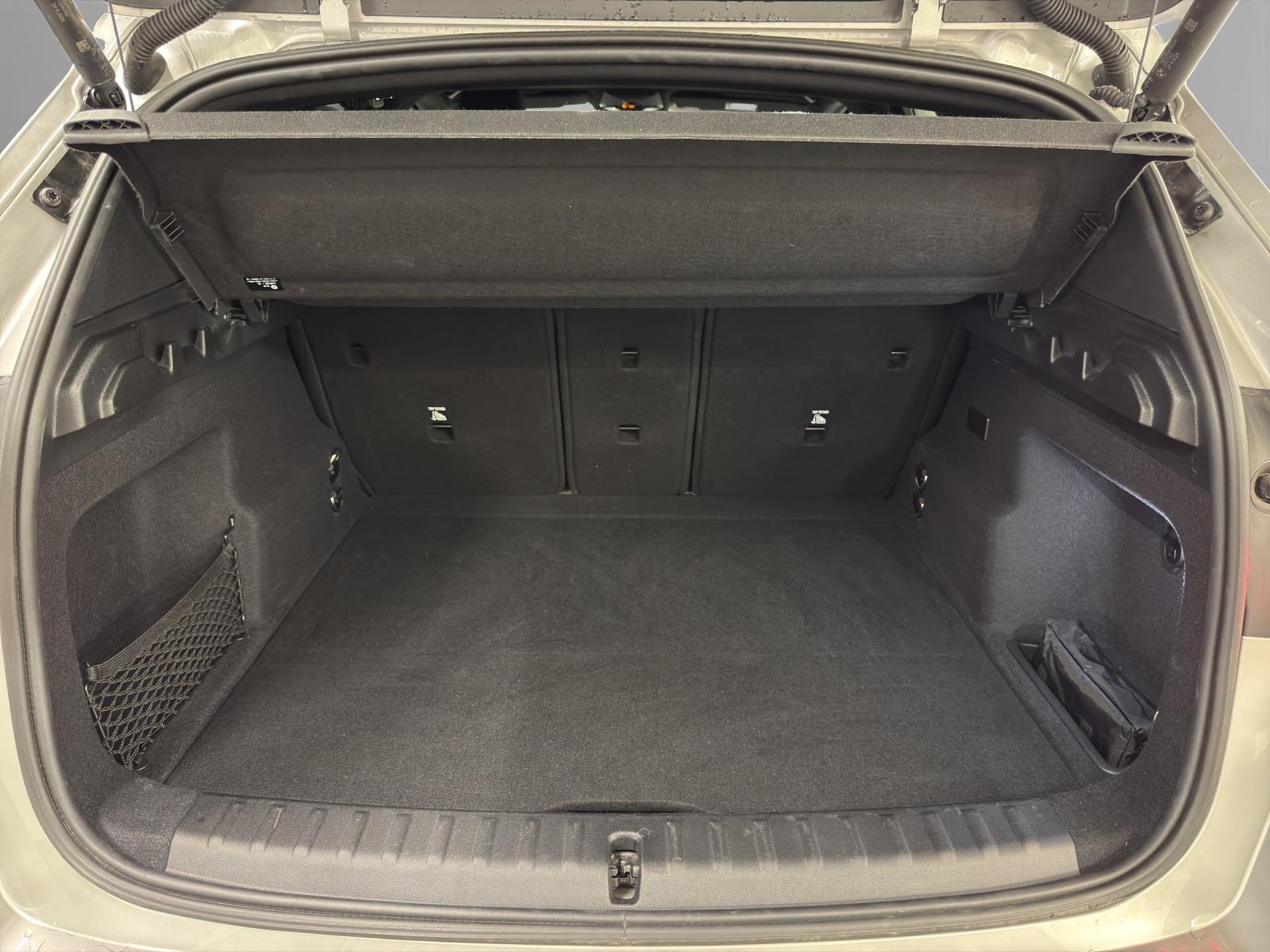 BMW iX1 30 xDrive-image-9