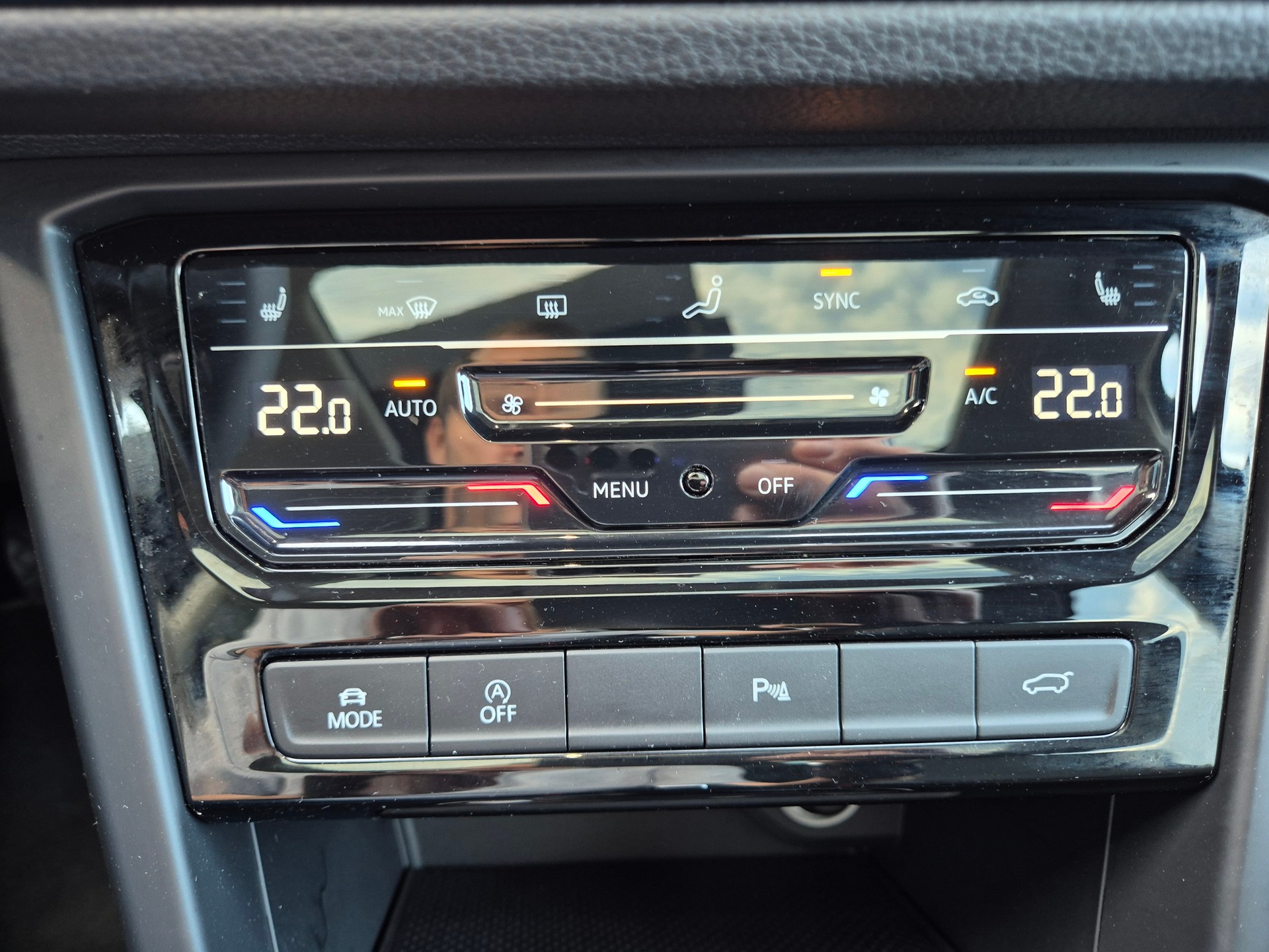 VW Touran 2.0 TDI BlueMotion Technology Highline DSG-image-24