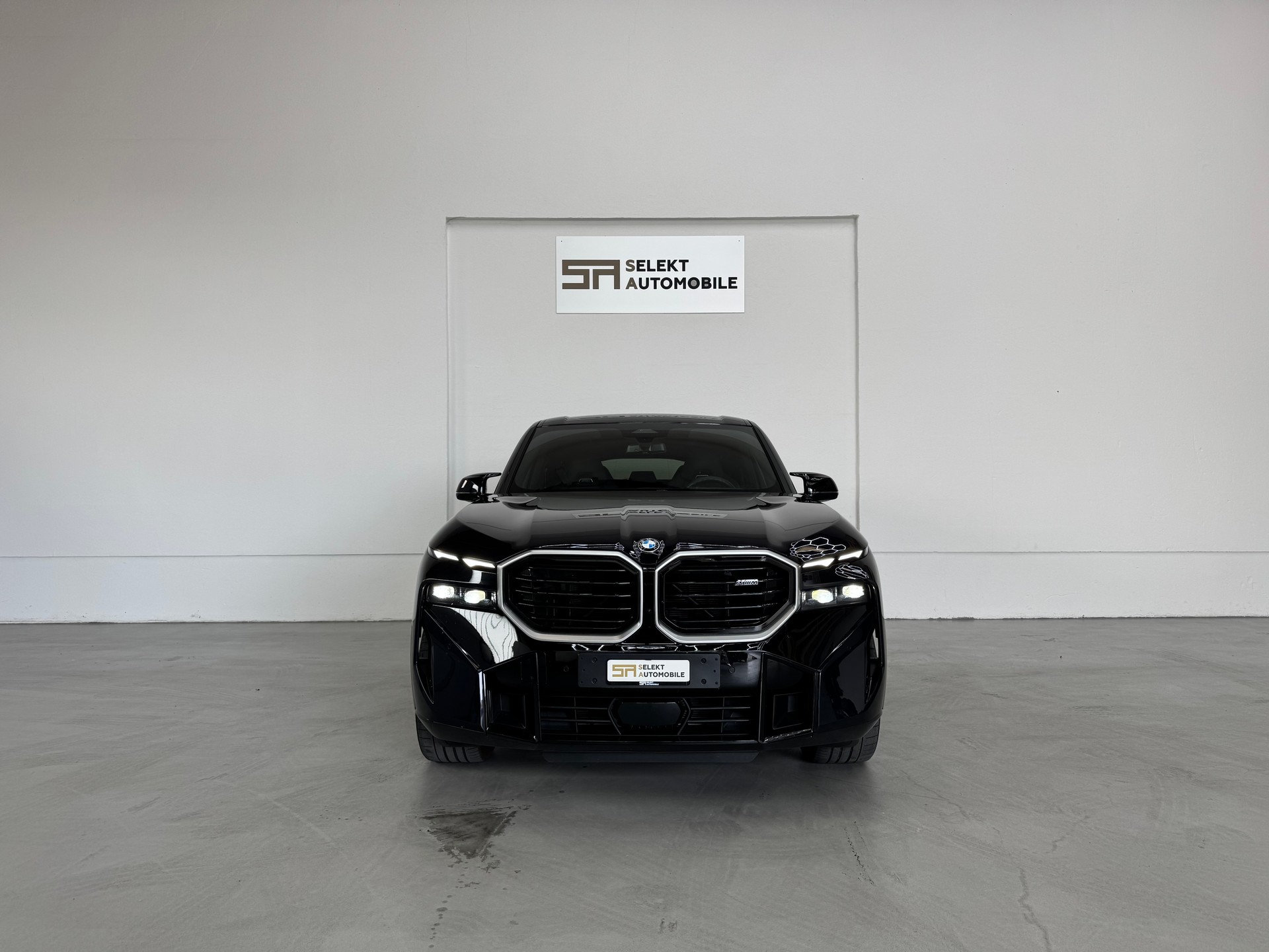 BMW XM xDrive 50e PHEV Steptronic-image-2