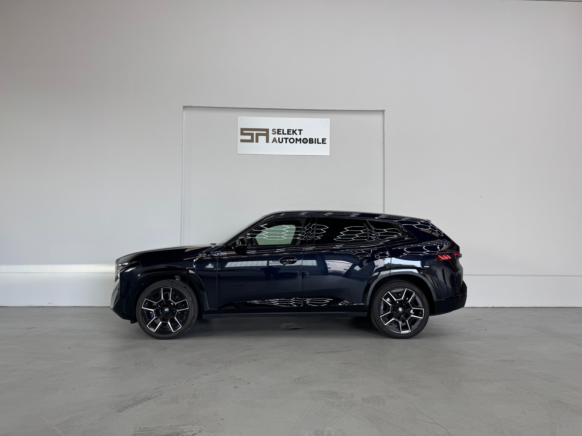 BMW XM xDrive 50e PHEV Steptronic-image-3
