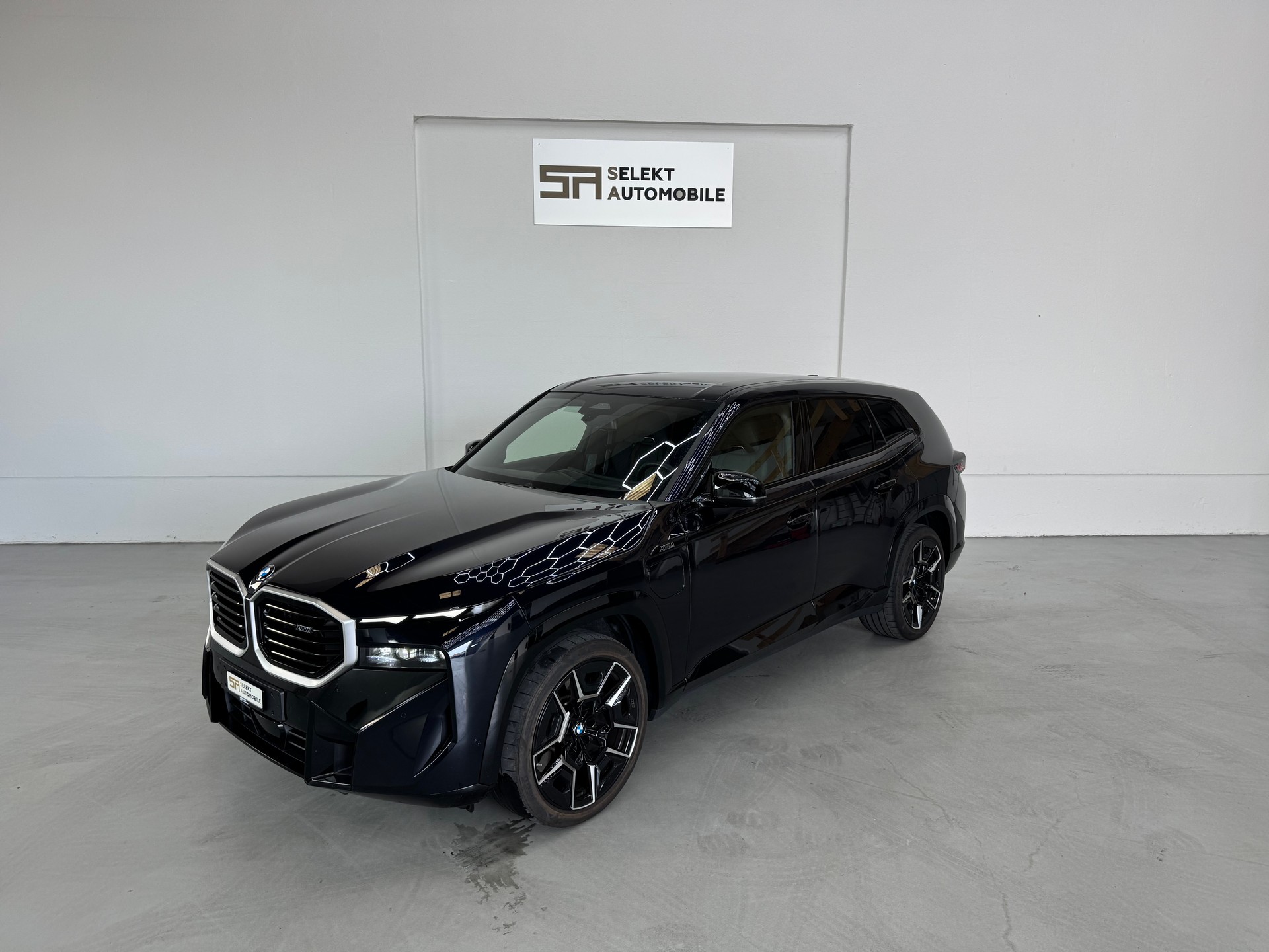 BMW XM xDrive 50e PHEV Steptronic-image-0