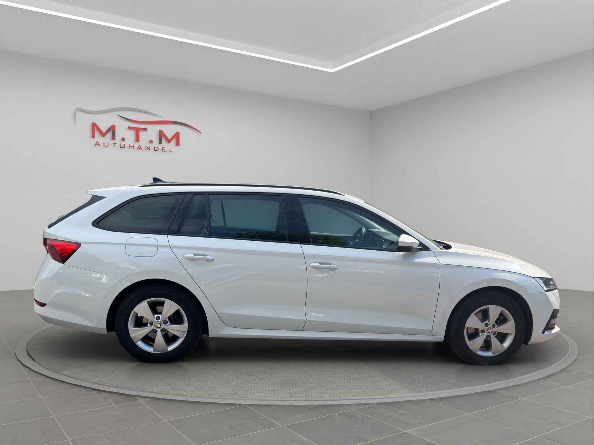 SKODA Octavia Combi 2.0 TDI DSG Ambition 4x4-image-11