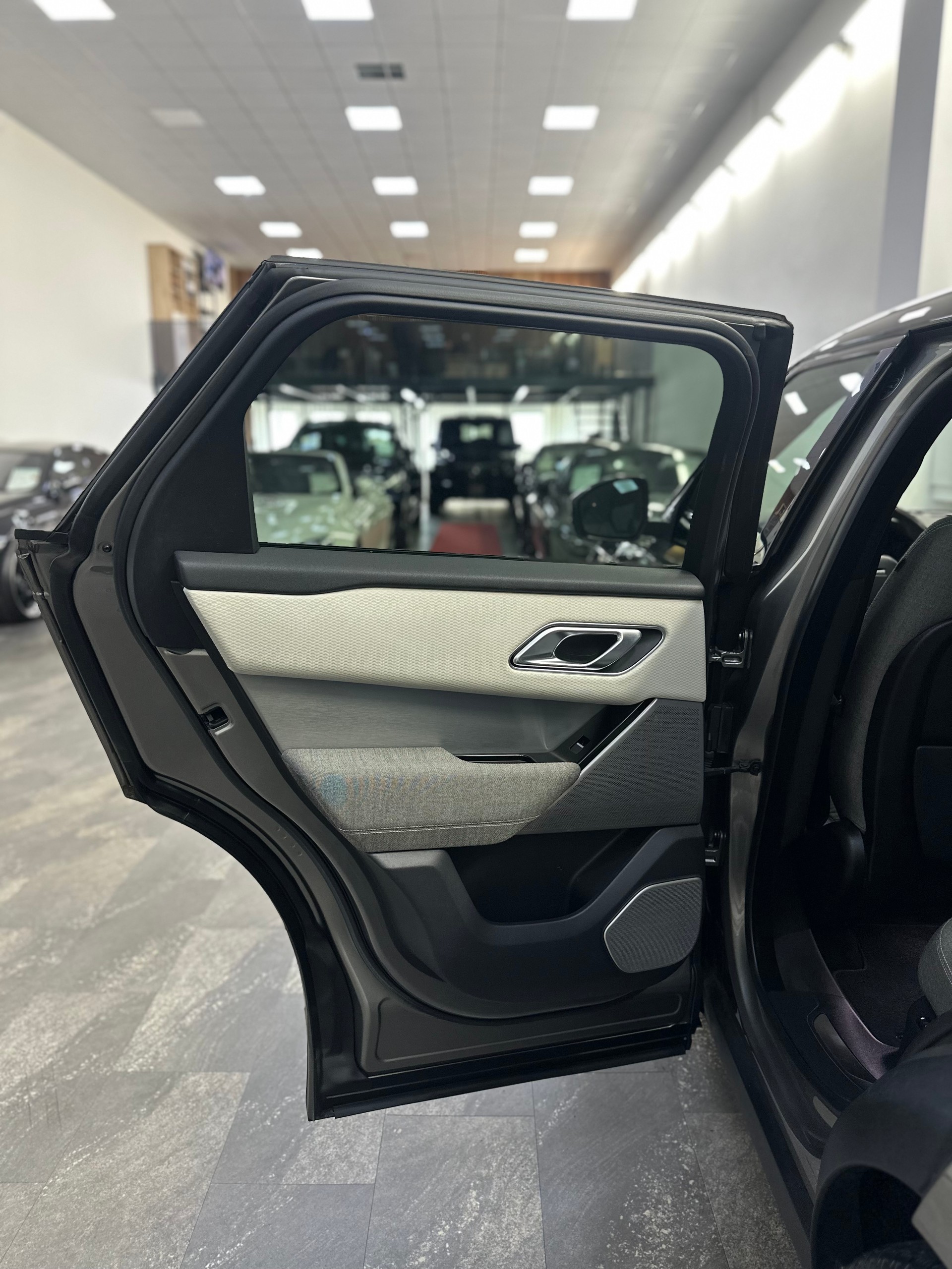 LAND ROVER Range Rover Velar R-Dynamic P 300 SE Automatic-image-19