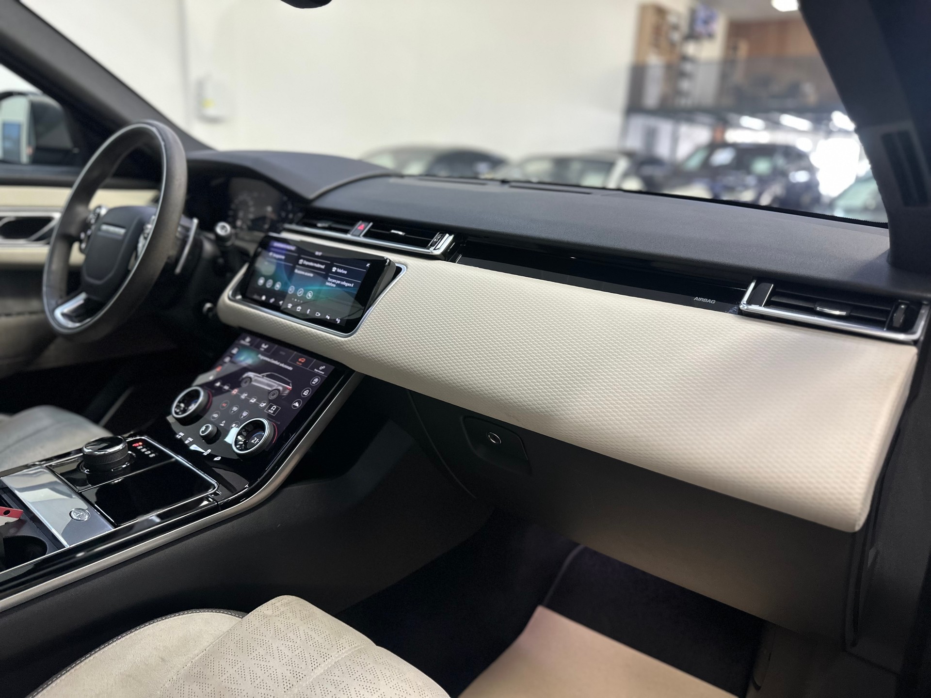LAND ROVER Range Rover Velar R-Dynamic P 300 SE Automatic-image-12
