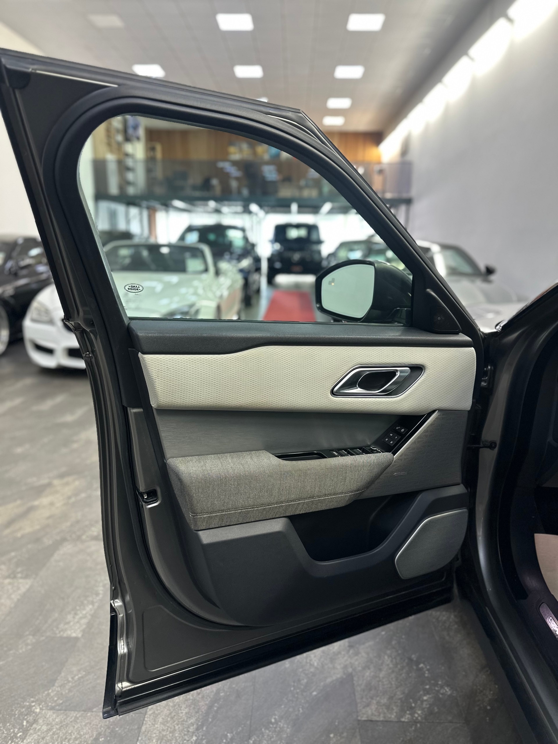 LAND ROVER Range Rover Velar R-Dynamic P 300 SE Automatic-image-18
