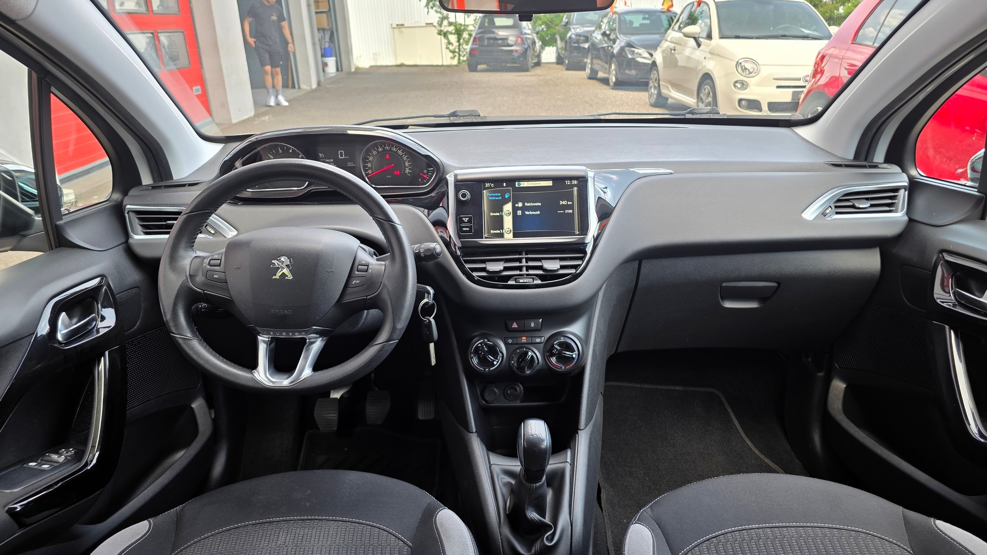 PEUGEOT 208 1.2 VTI Style-image-8