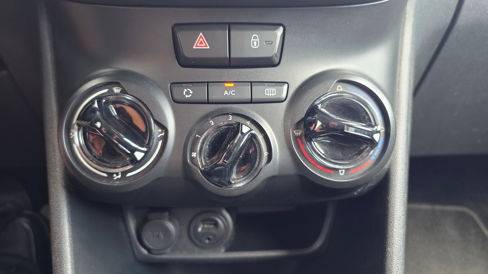 PEUGEOT 208 1.2 VTI Style-image-13