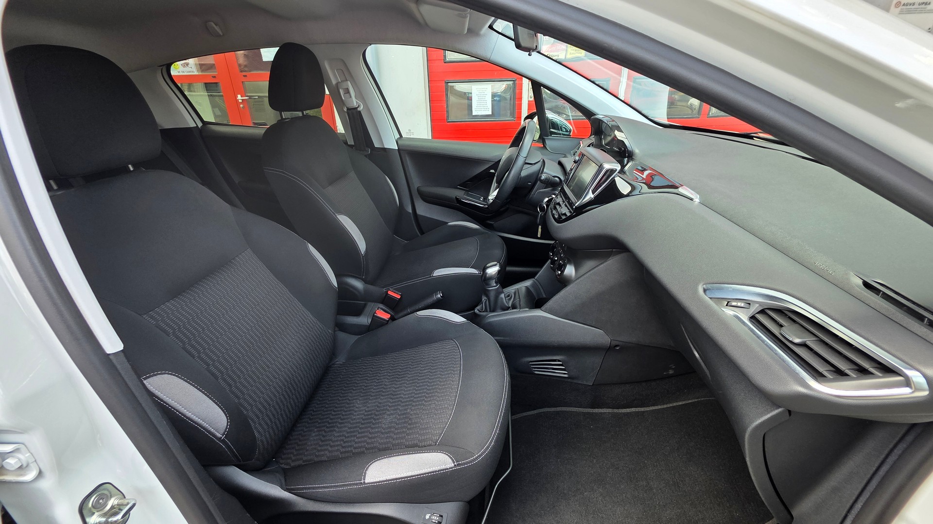 PEUGEOT 208 1.2 VTI Style-image-10