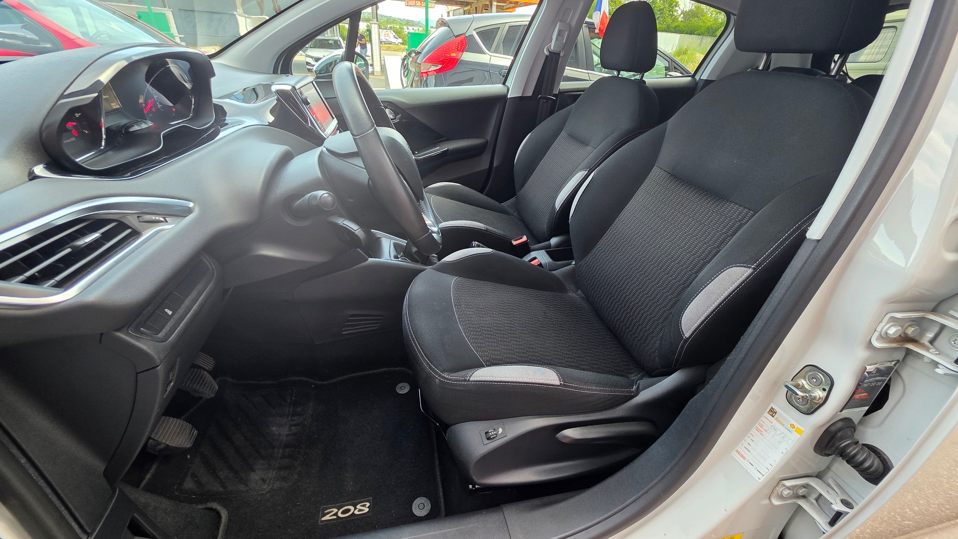 PEUGEOT 208 1.2 VTI Style-image-9