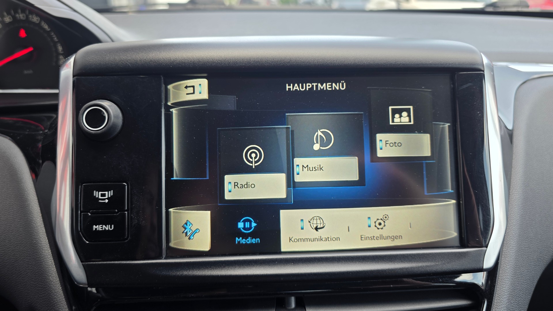 PEUGEOT 208 1.2 VTI Style-image-12