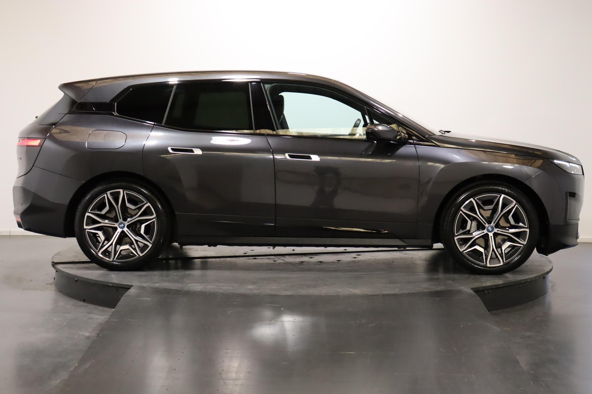 BMW iX xDrive40-image-3