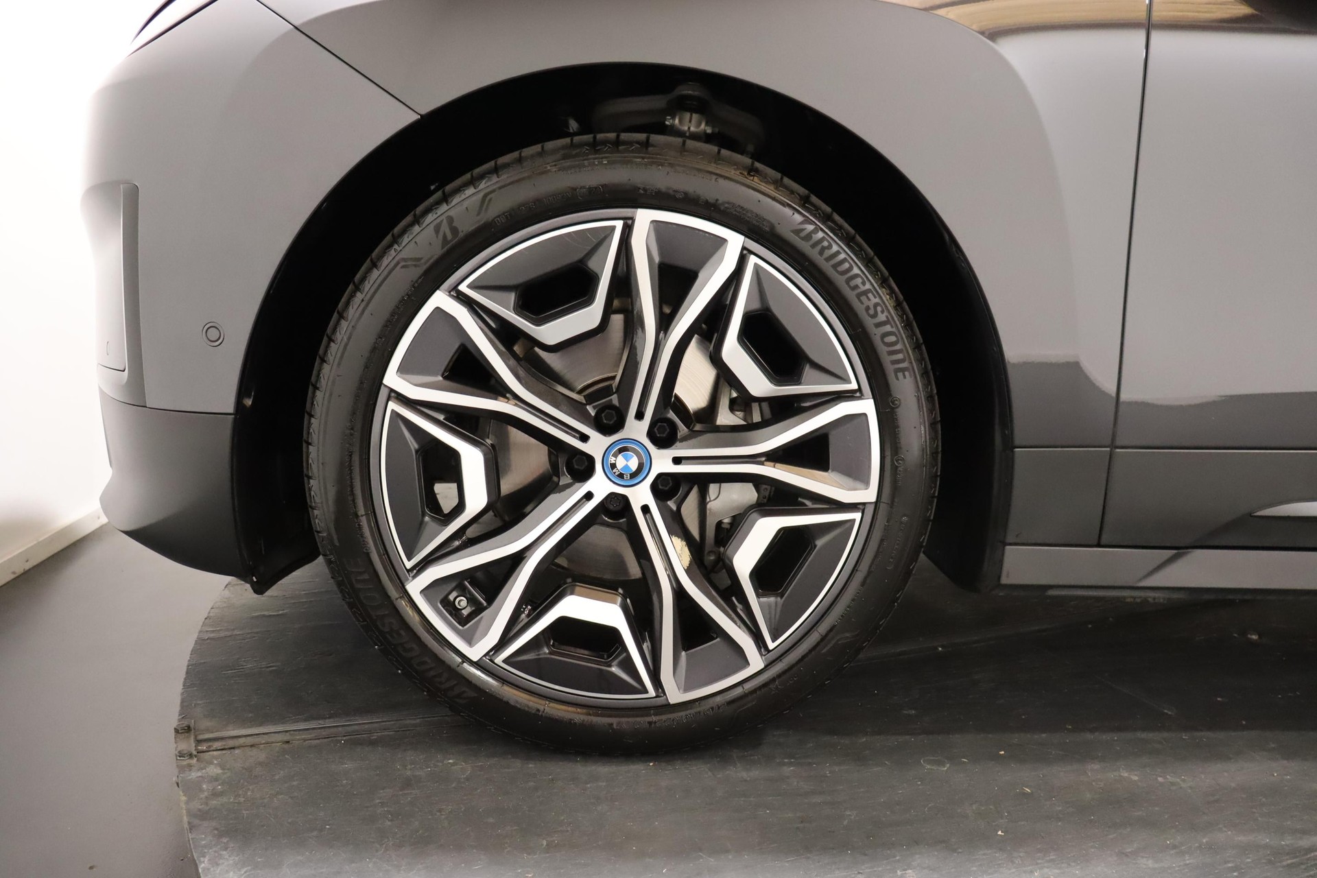 BMW iX xDrive40-image-6