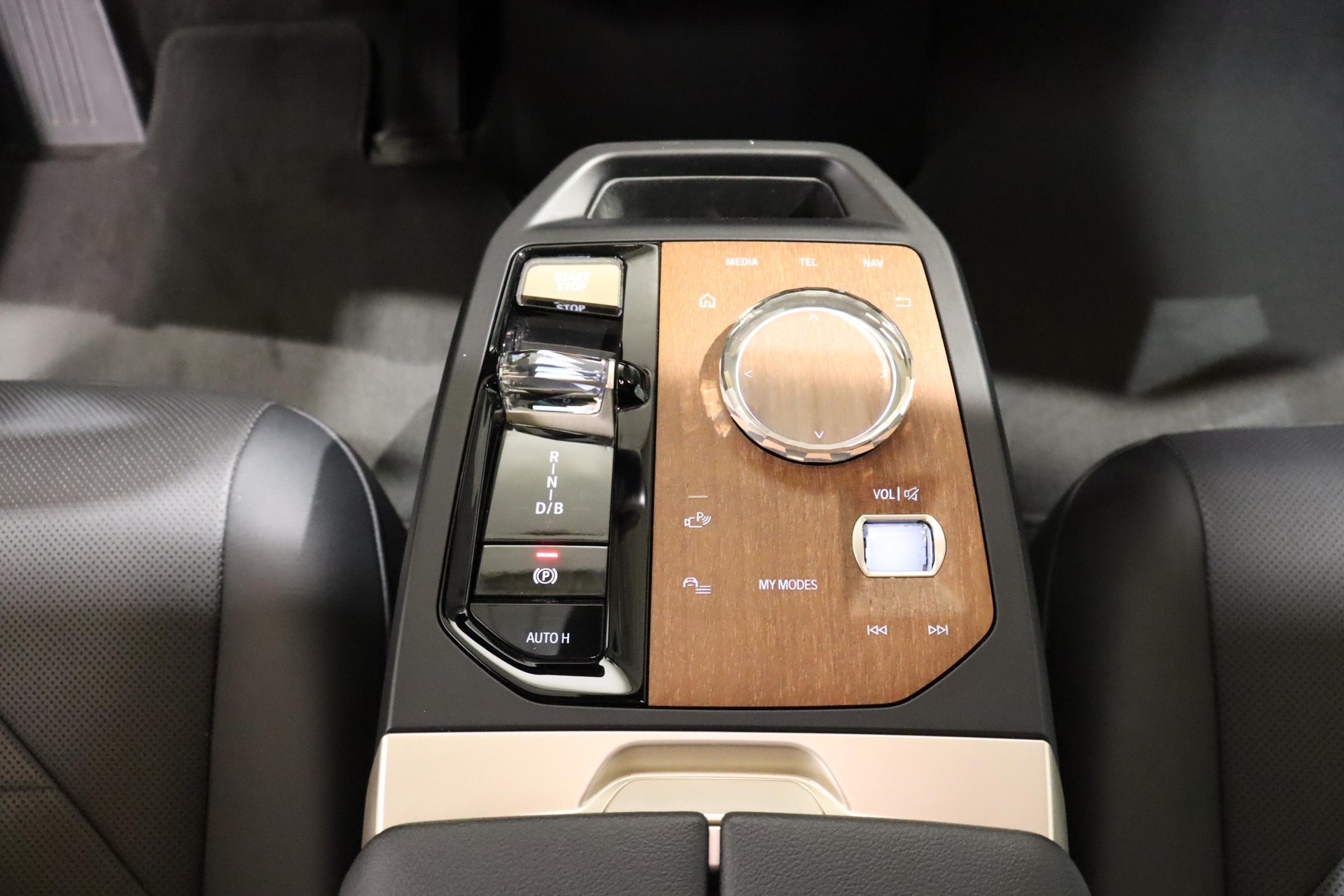 BMW iX xDrive40-image-11