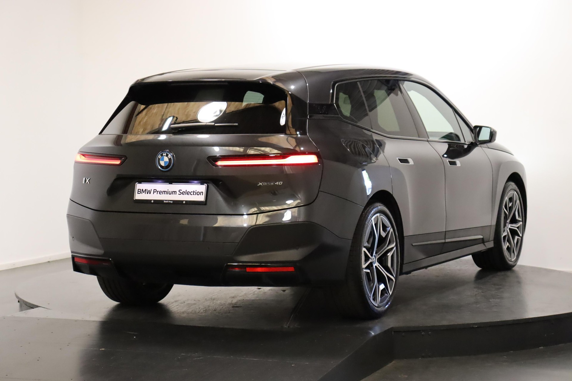BMW iX xDrive40-image-2