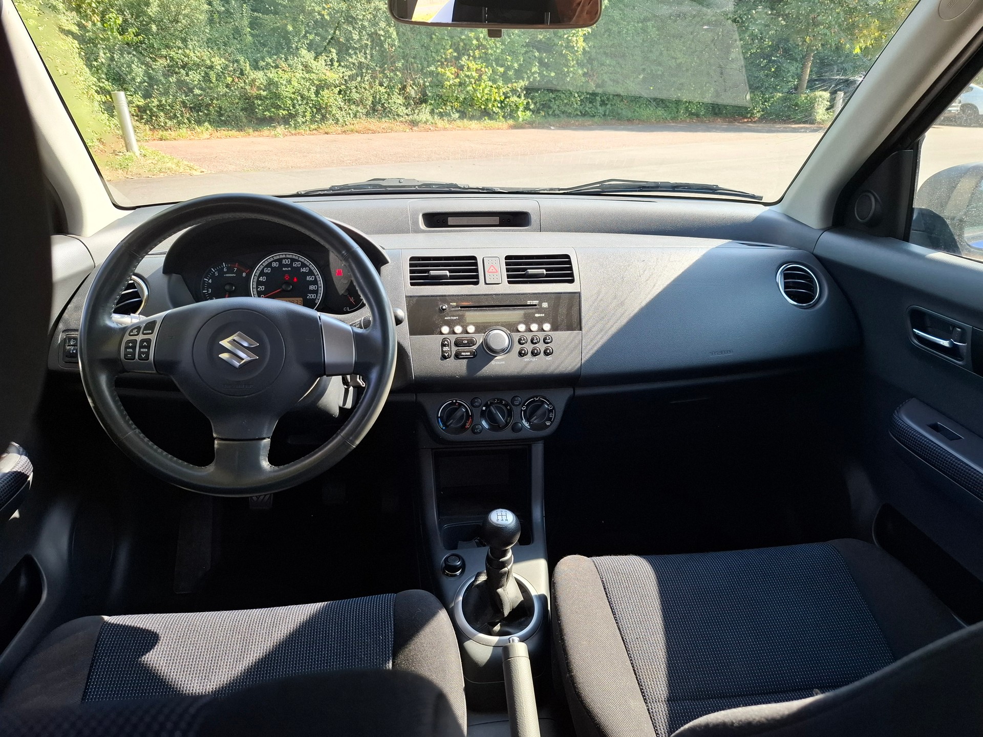 SUZUKI Swift 1.3i 16V GL 4x4-image-8
