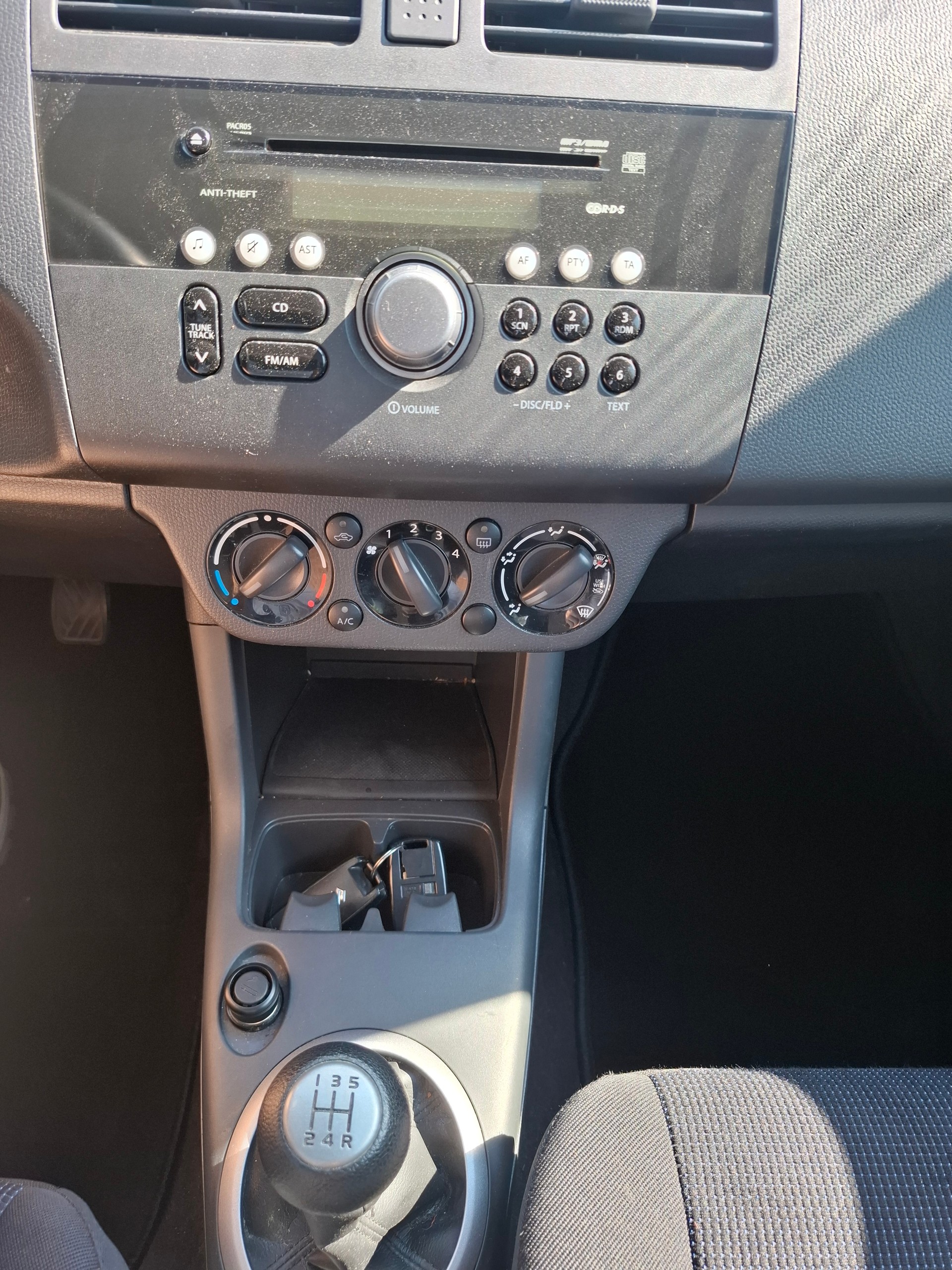 SUZUKI Swift 1.3i 16V GL 4x4-image-10
