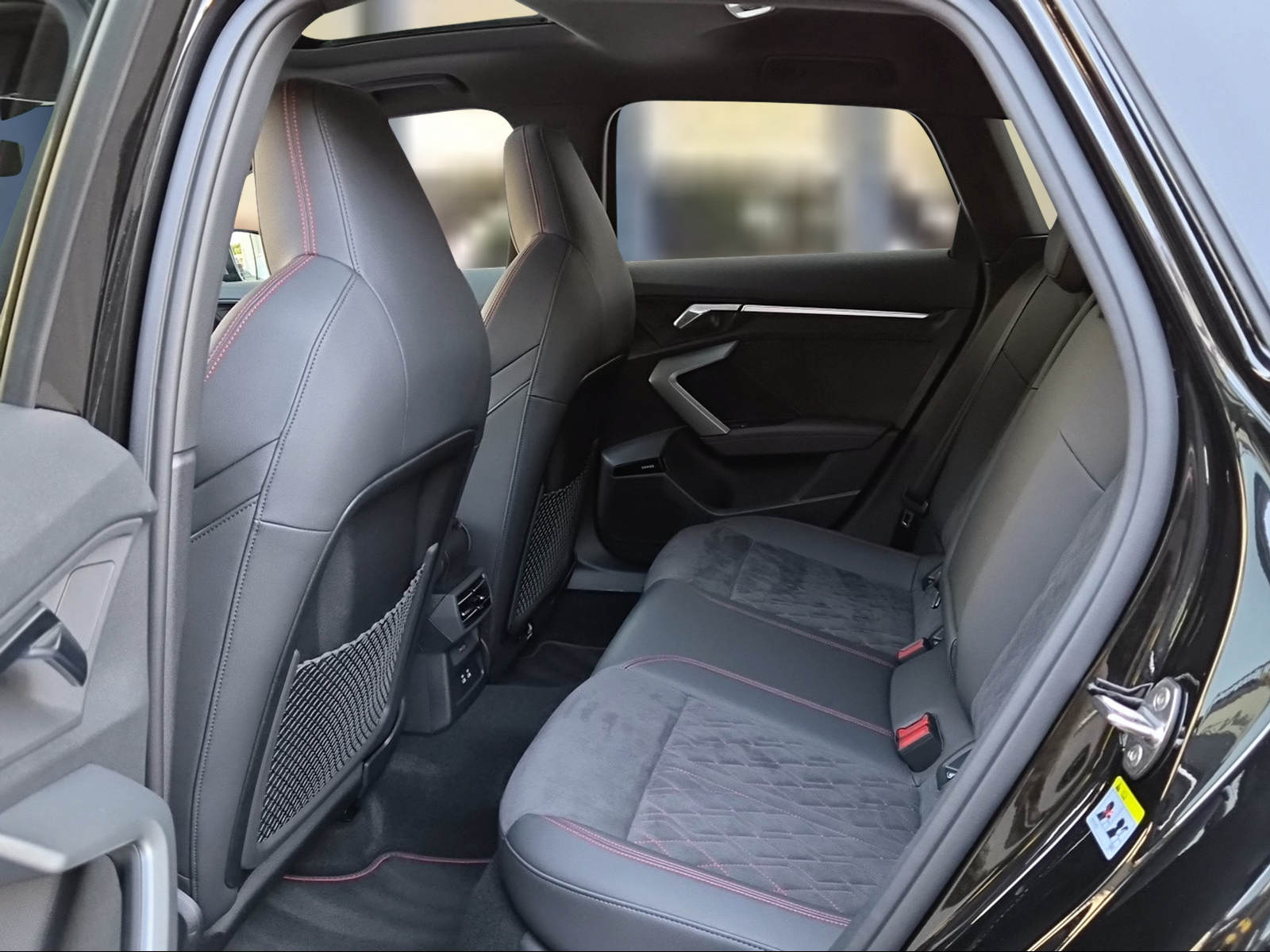 AUDI S3 Sportback TFSI quattro S-tronic Mythosschwarz Metallic-image-9